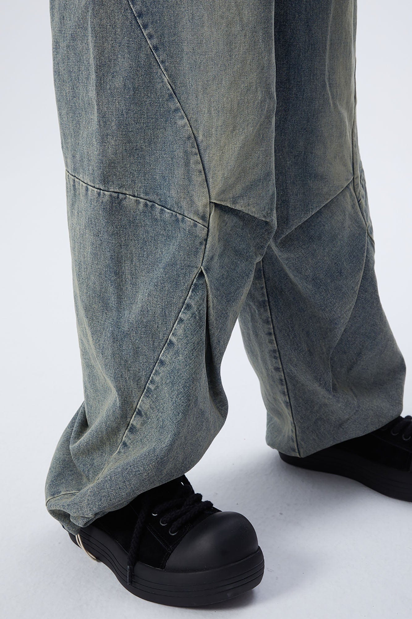 ERROR CODE ROBOT Washed Curved Pleated-Knee Jeans