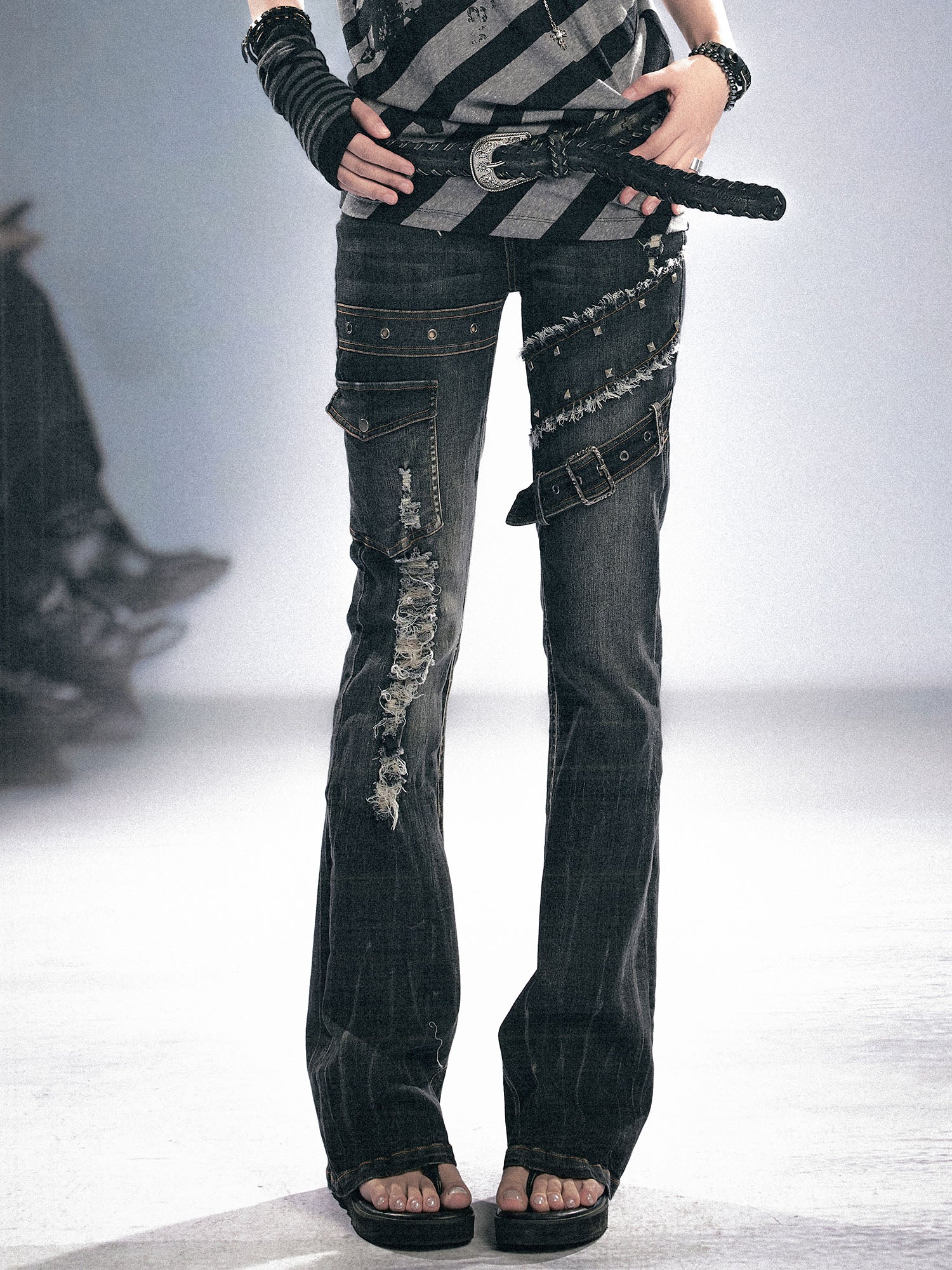 CESTNOUS Asymmetrical Frayed Distressed Jeans