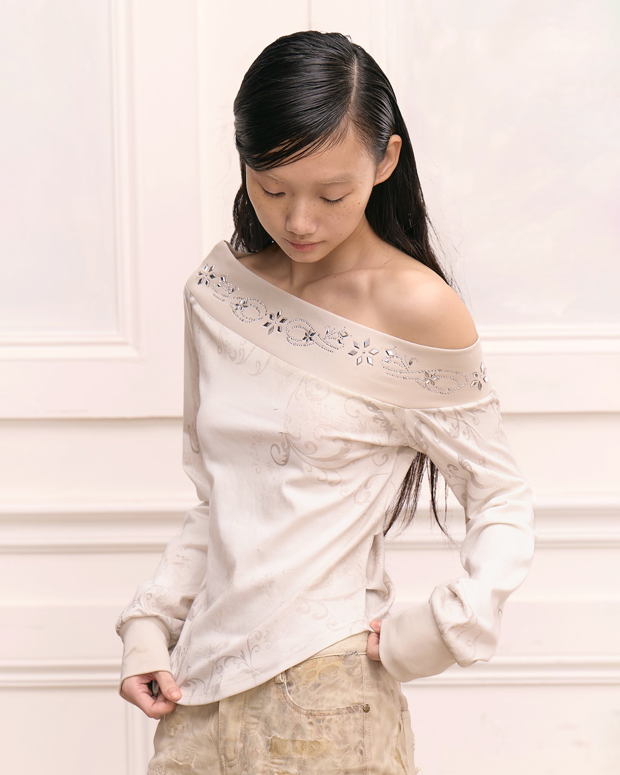 FAYCHUI Embellished Graphics Off-Shoulder Long Sleeve Top