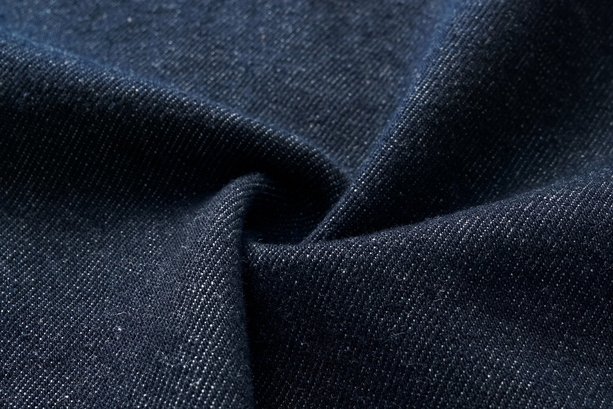 OINIMI Essential Barrel-Leg Raw Jeans