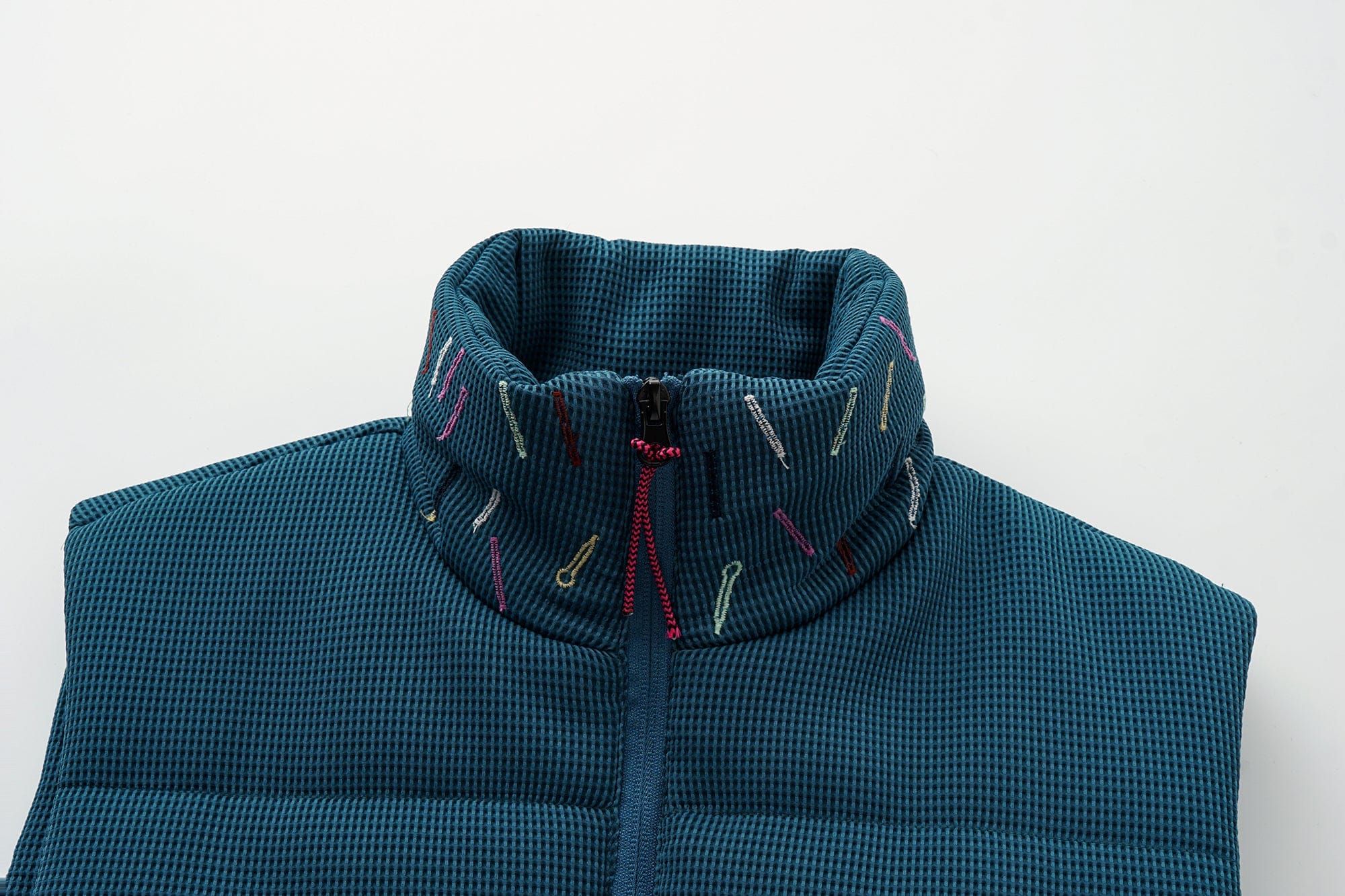 OINIMI Embroidered-Collar Waffle Puffer Vest