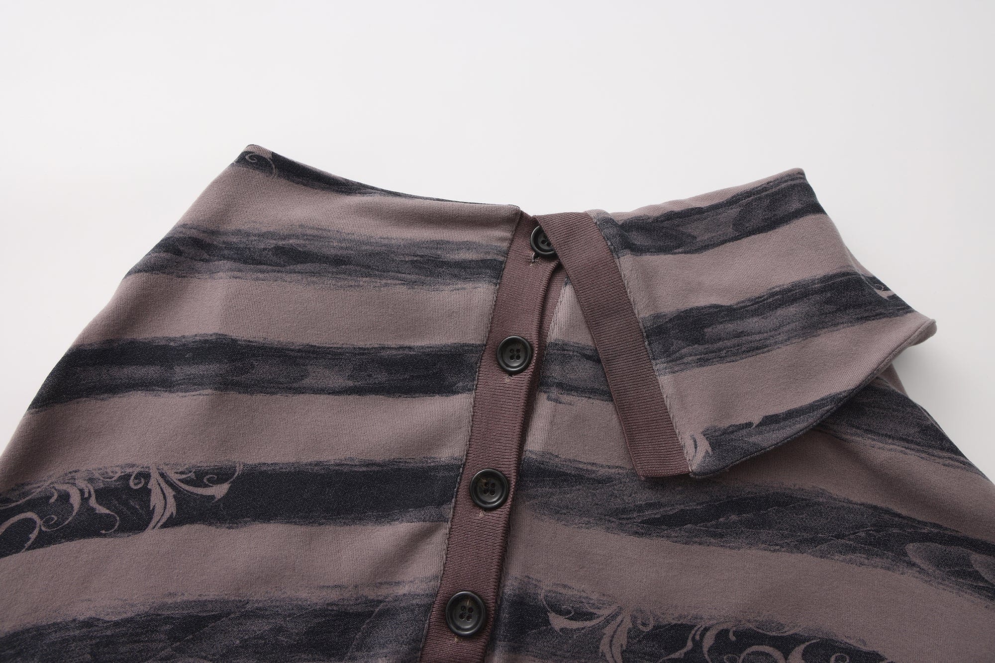FAYCHUI Fold-Down Collar Swirl-Stripe Long Sleeve Tee