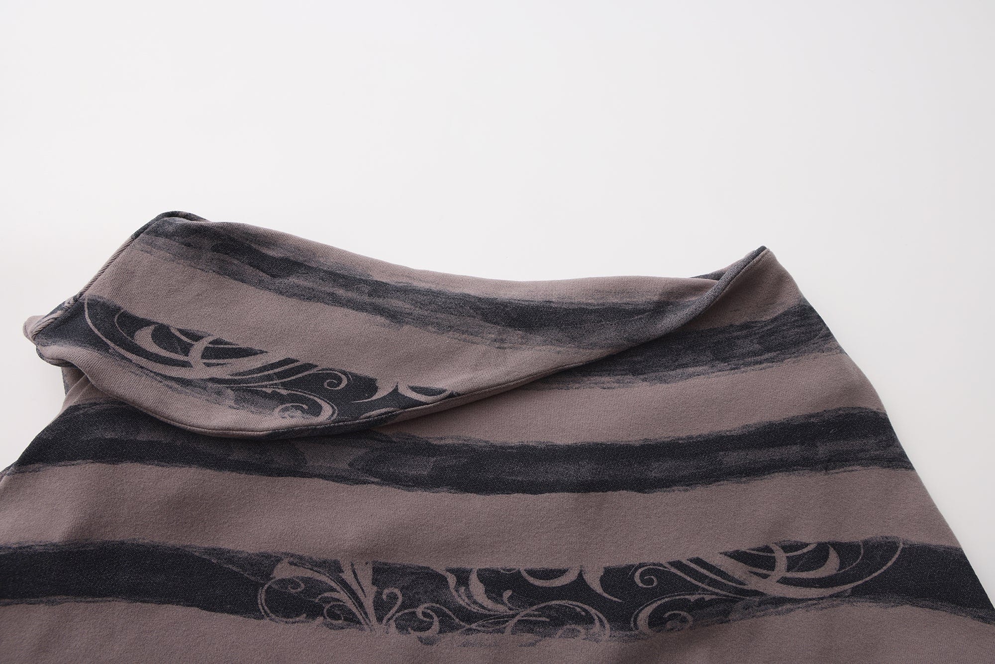 FAYCHUI Fold-Down Collar Swirl-Stripe Long Sleeve Tee