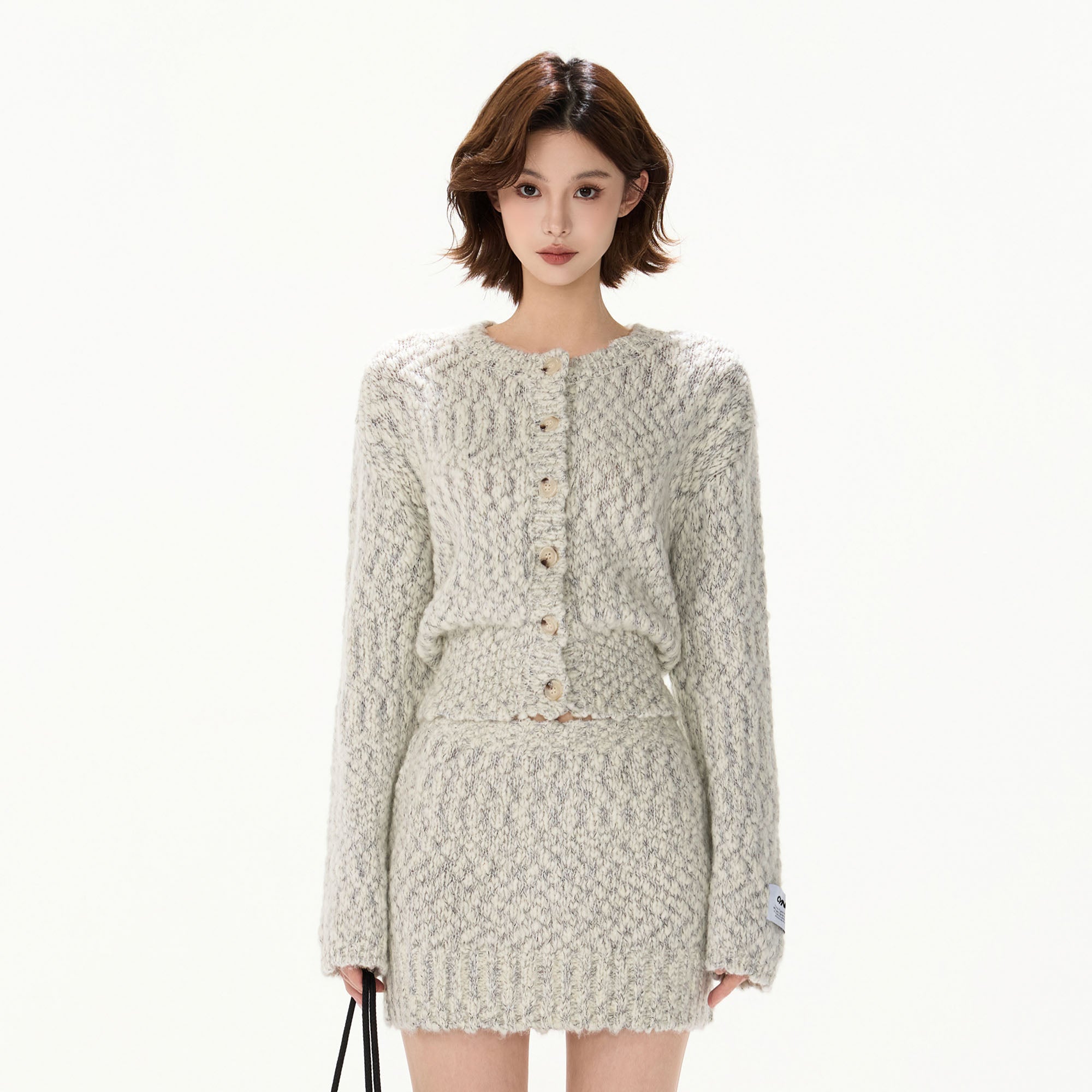 CYGNENOYR Chunky Cable-Knit Cropped Cardigan Gray