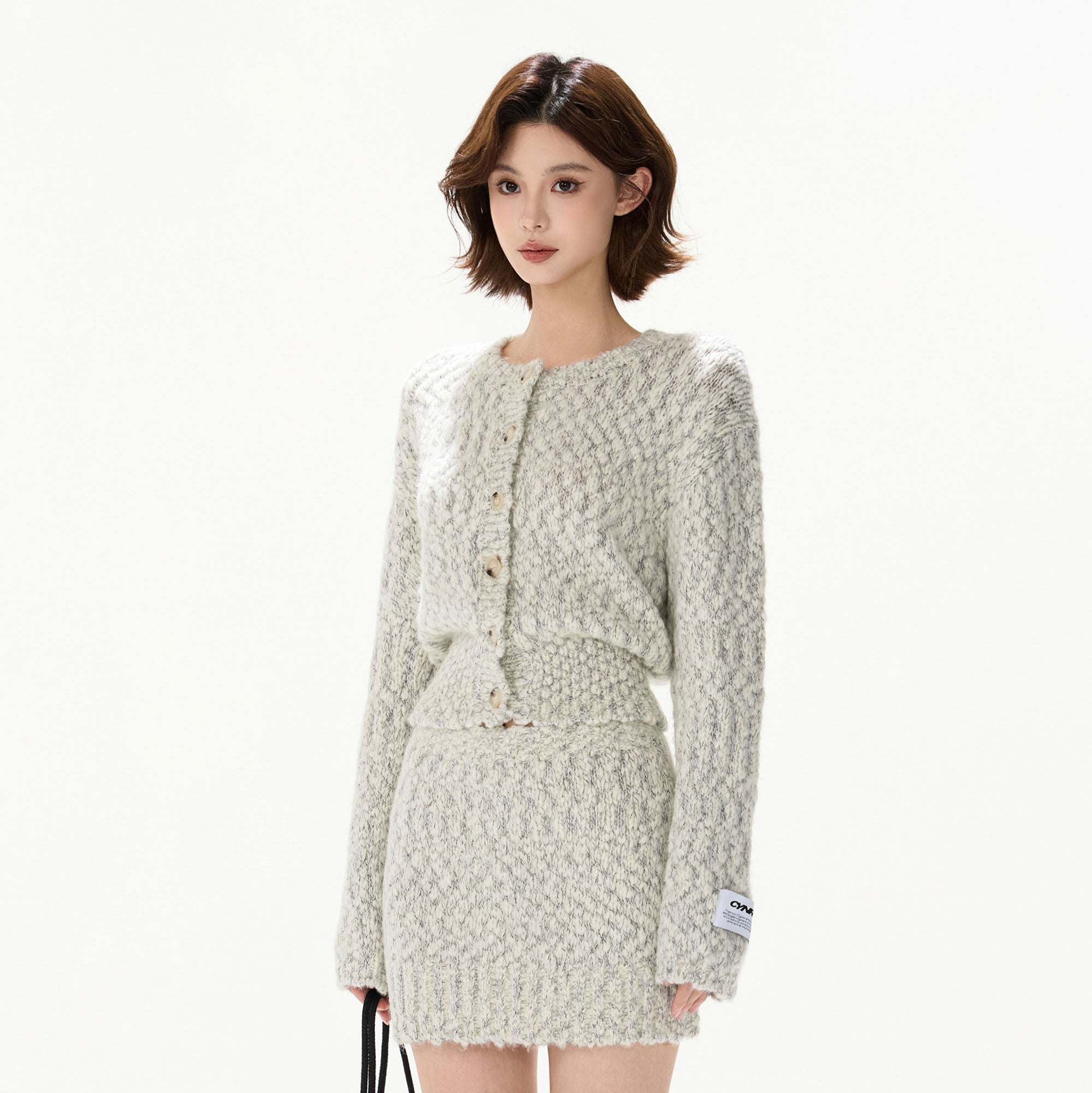 CYGNENOYR Chunky Cable-Knit Cropped Cardigan Gray