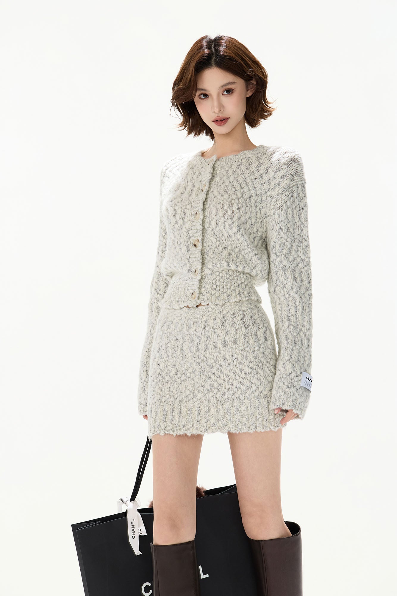 CYGNENOYR Chunky Cable-Knit Cropped Cardigan Gray