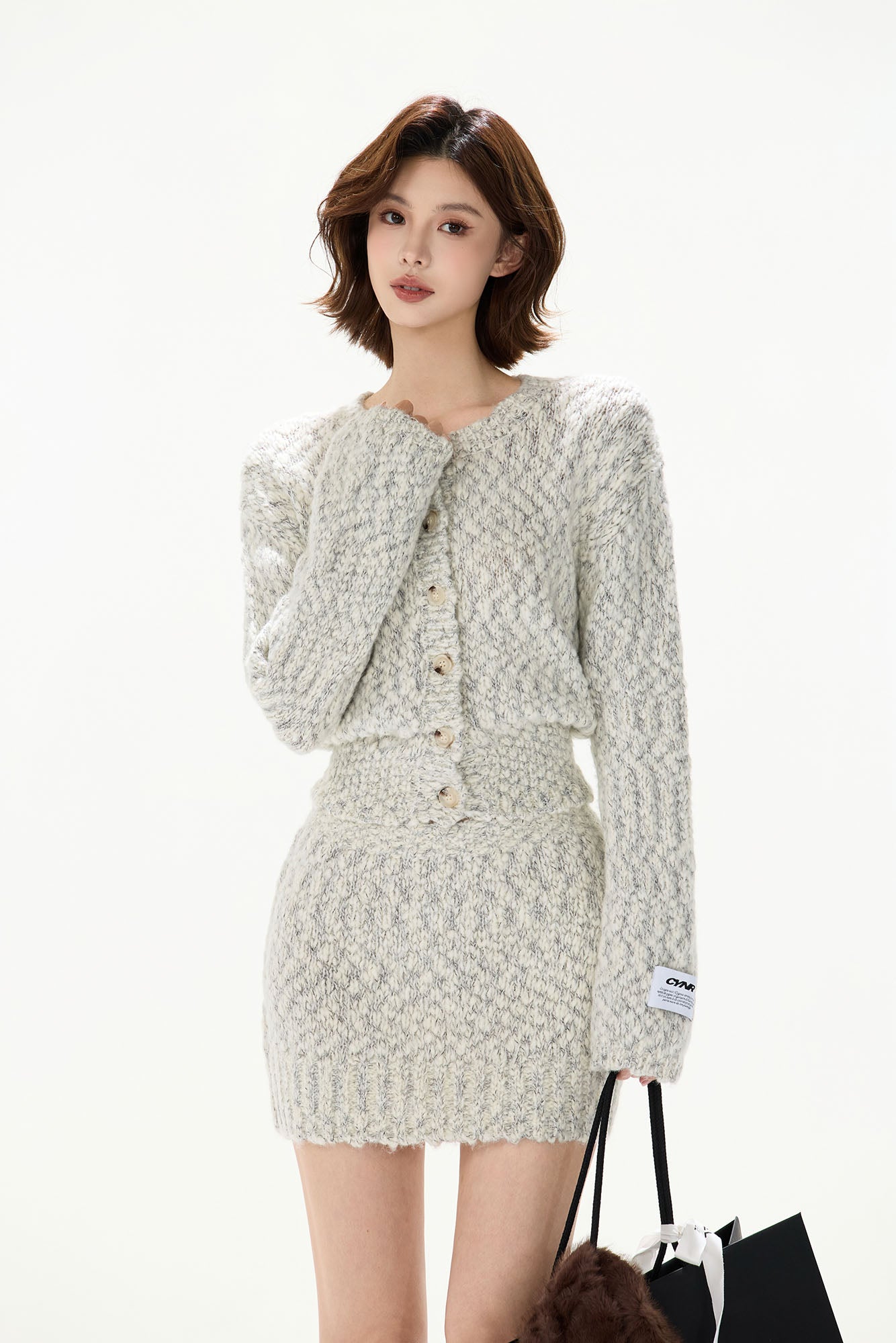 CYGNENOYR Chunky Cable-Knit Cropped Cardigan Gray