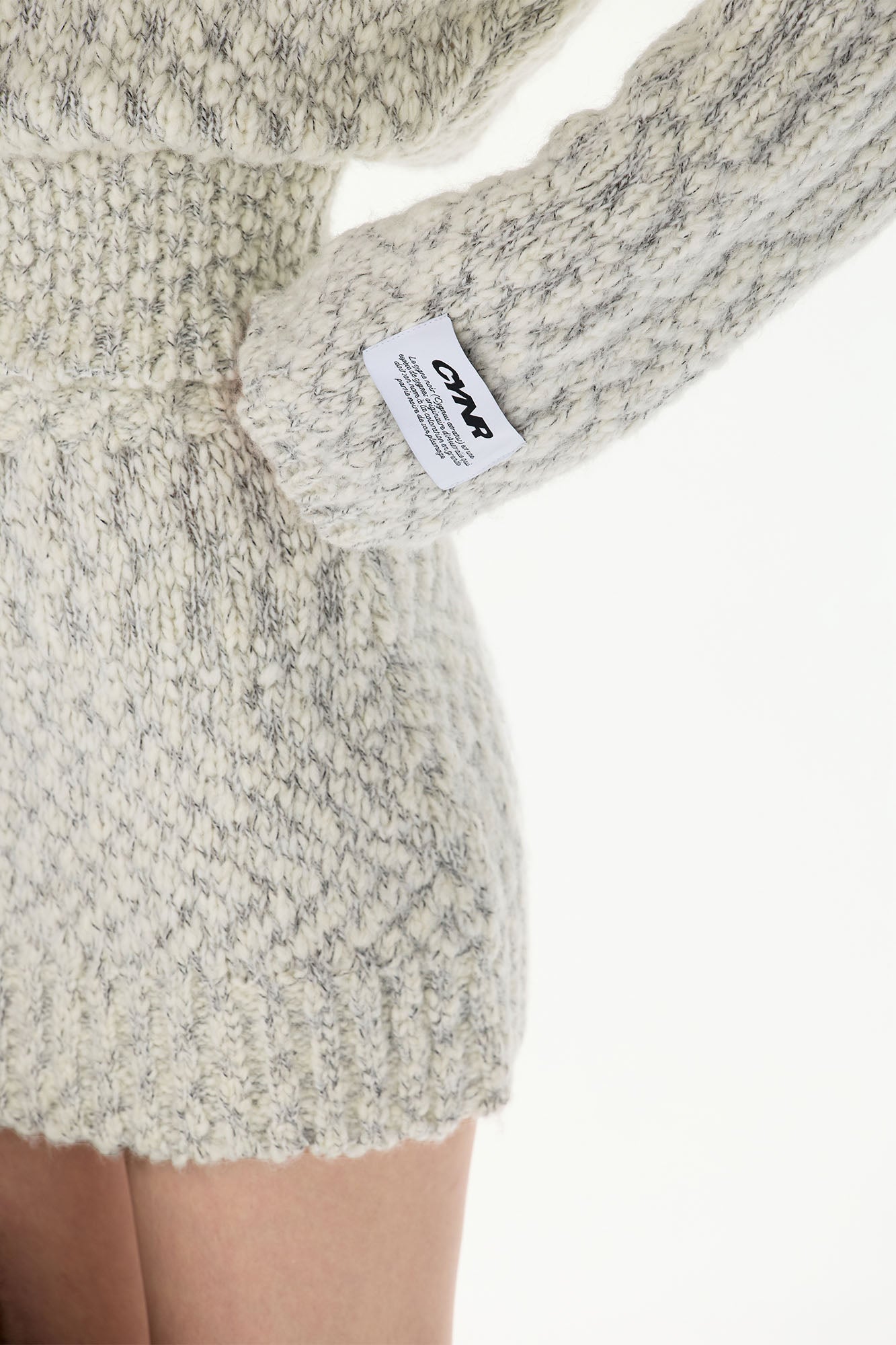 CYGNENOYR Chunky Cable-Knit Cropped Cardigan Gray