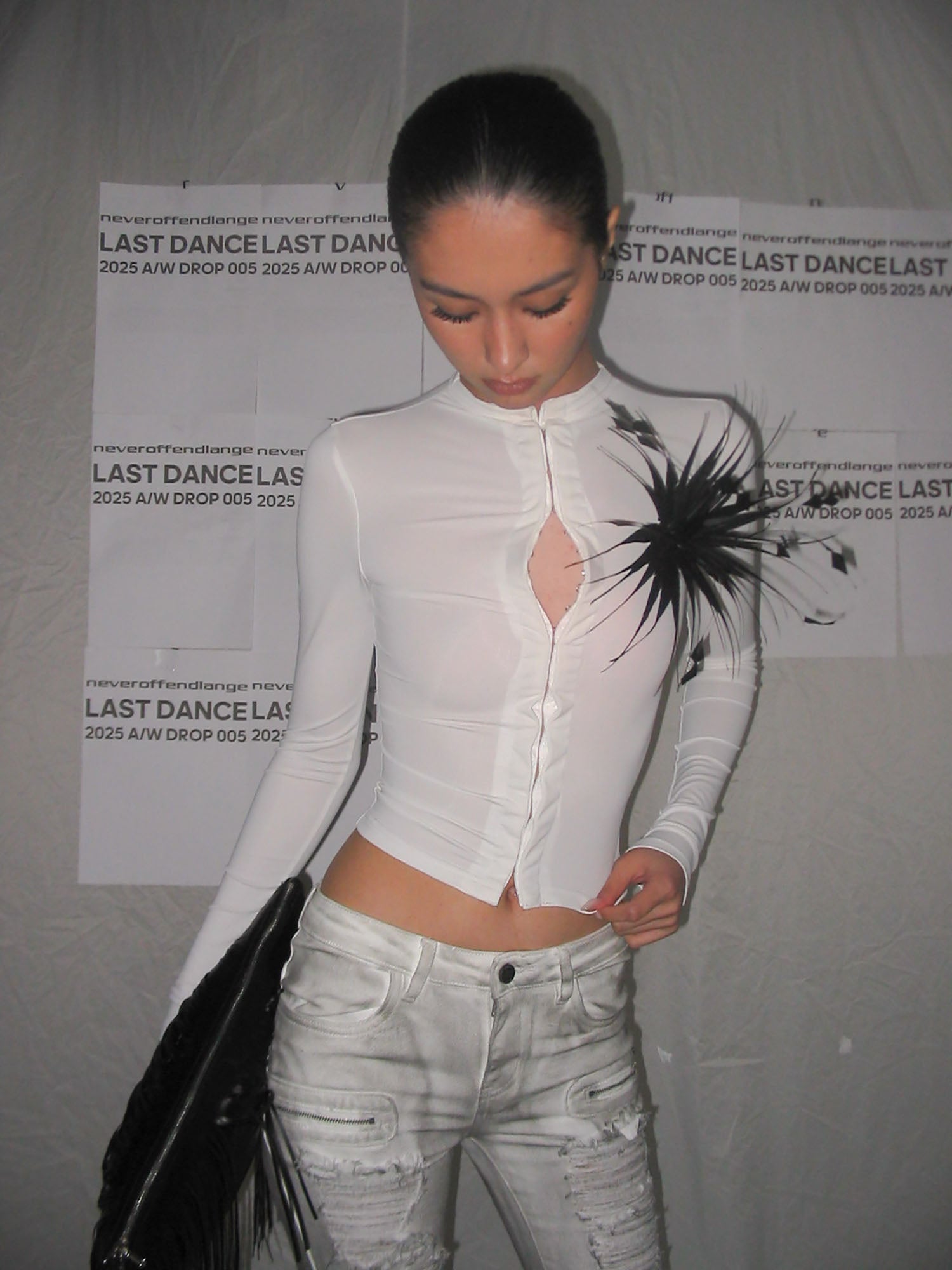 NEVER OFFEND L ANGEL Hook & Eye Cropped Long Sleeve Tee