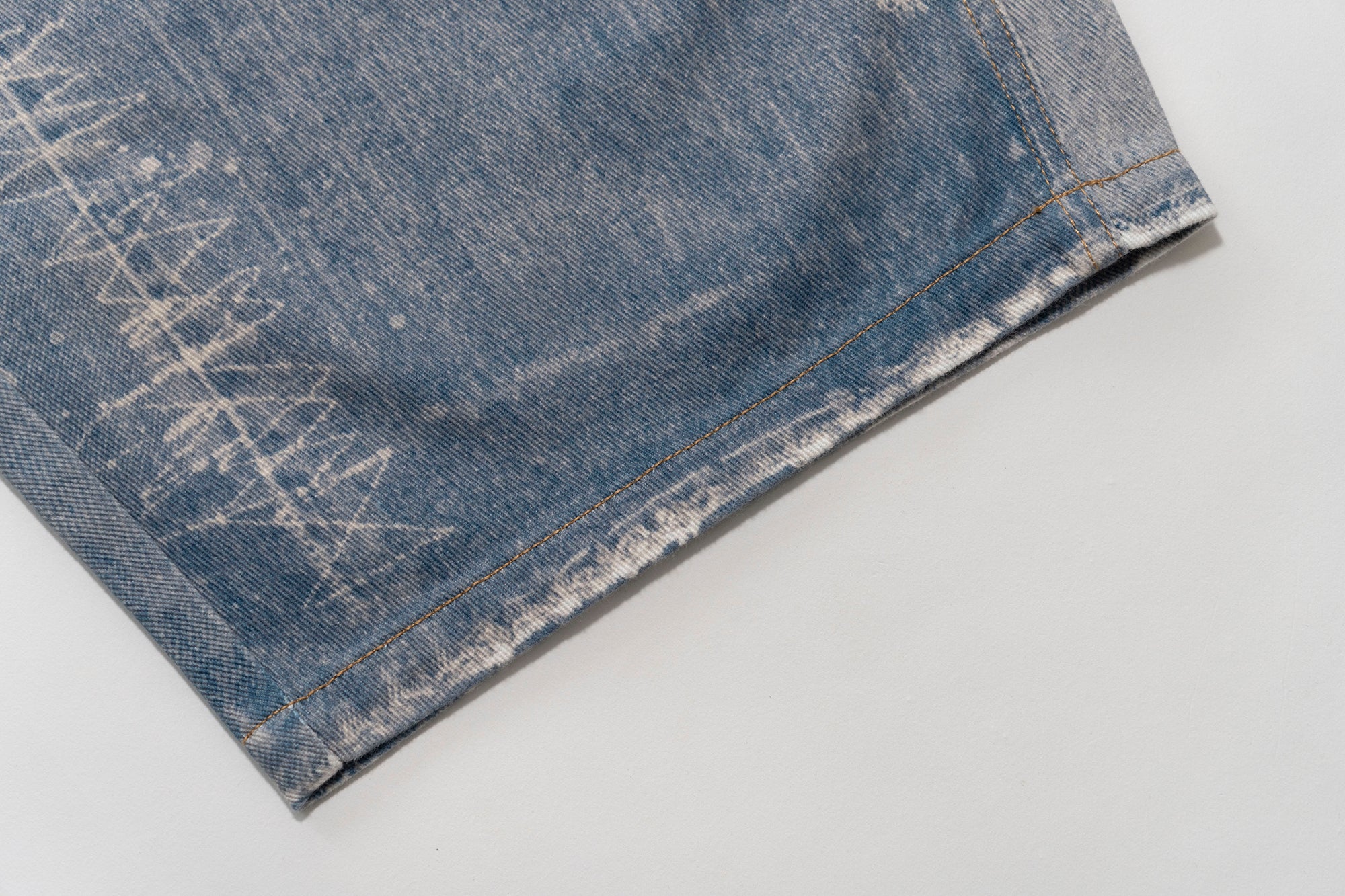 MOF Pearl Chain Graphic Washed Curved Jeans