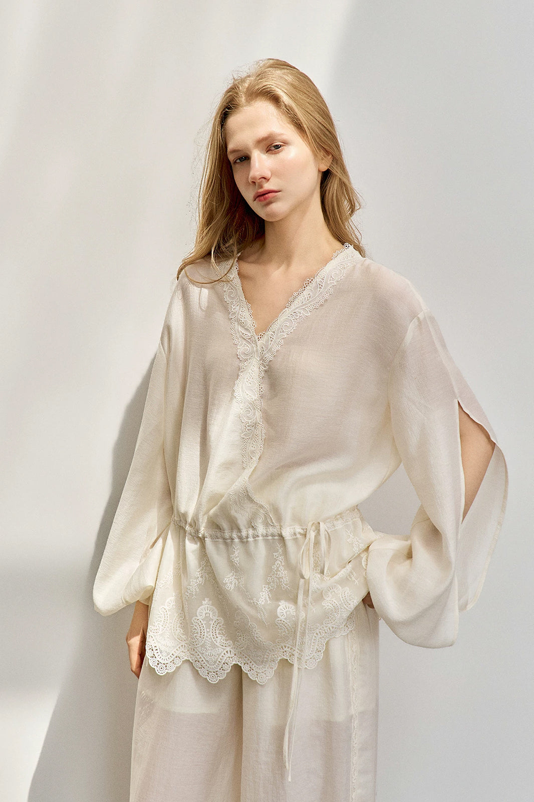 SAME FLOW Retro Lace-Trim Drawstring Fitted Shirt