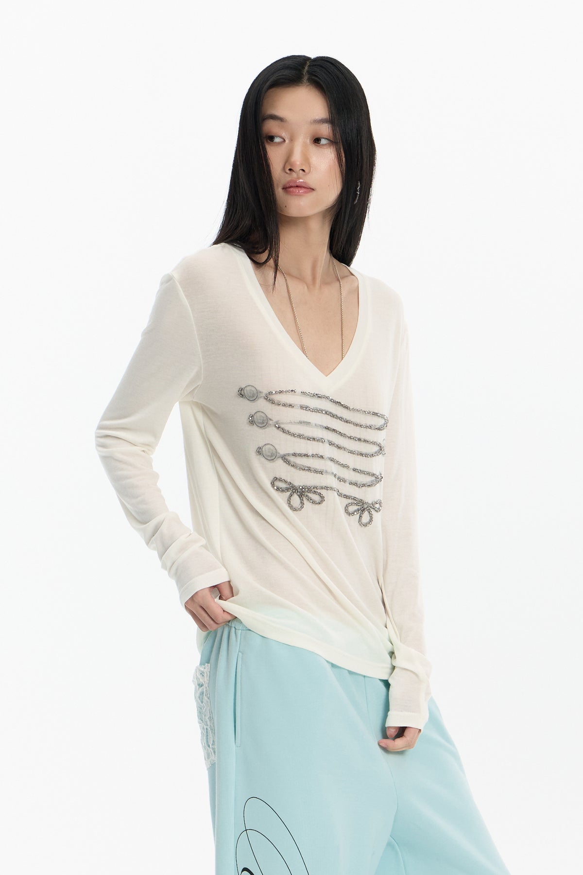 FAYCHUI Beaded Chain Bow V-Neck Long-Sleeve Tee