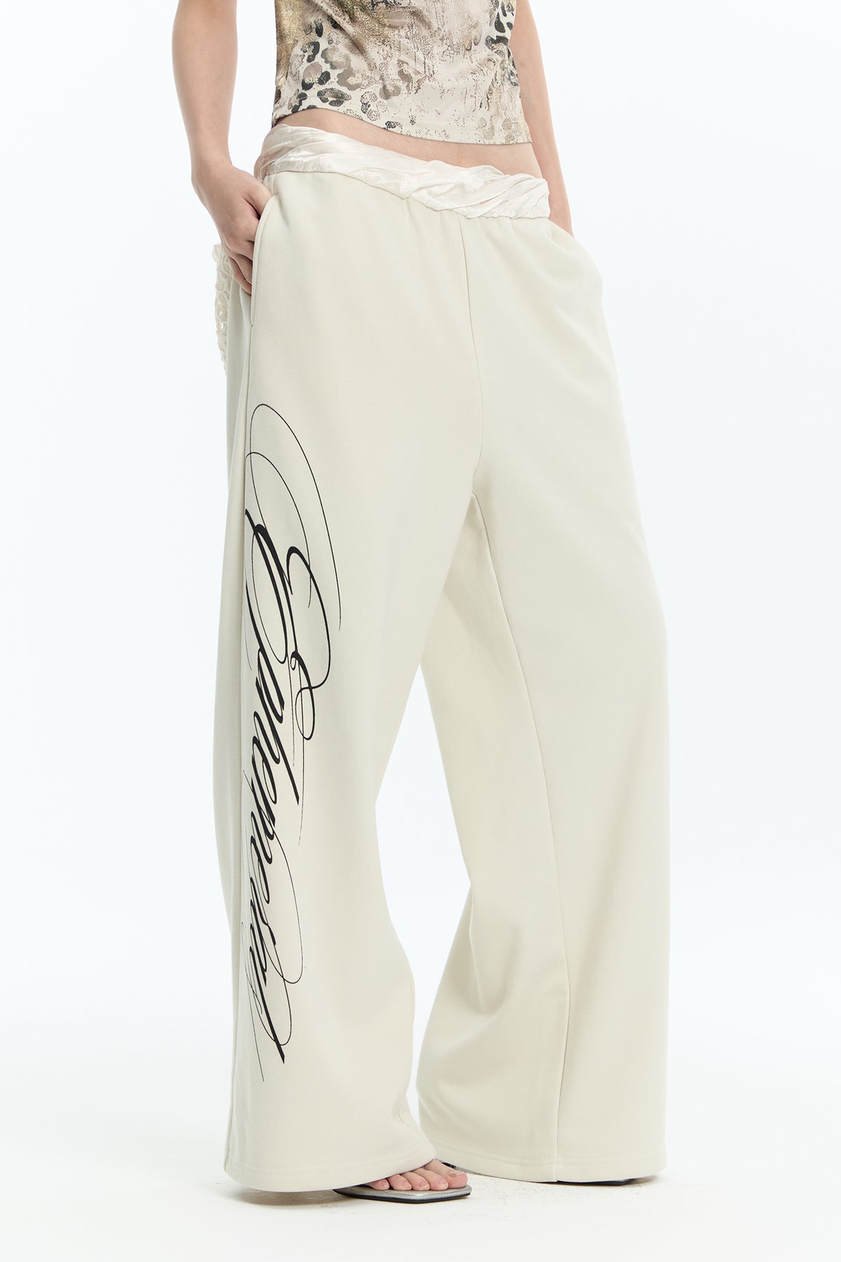FAYCHUI Graphic Lace-Pocket Wide-Leg Sweatpants Beige
