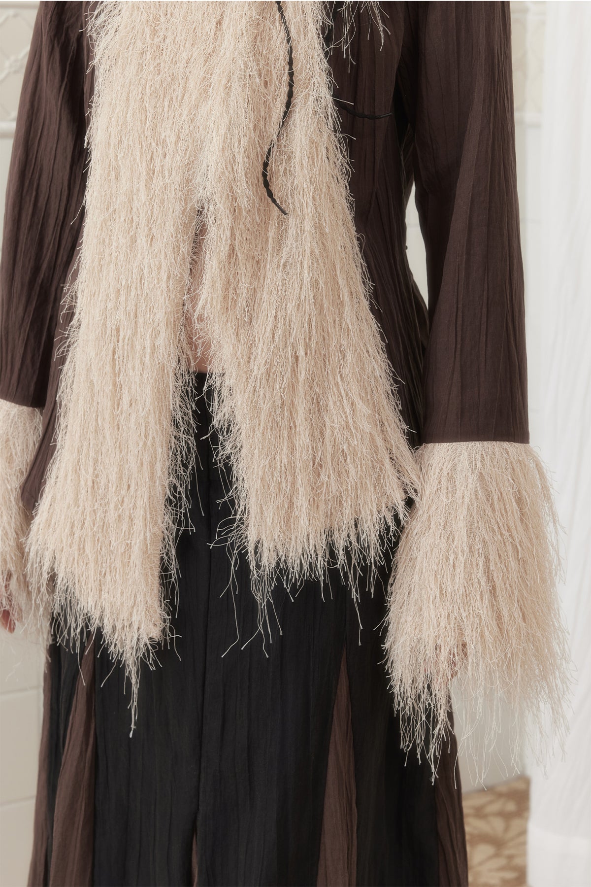 SENSELF Crinkled Faux Fur Trim Tie-Back Blouse Brown