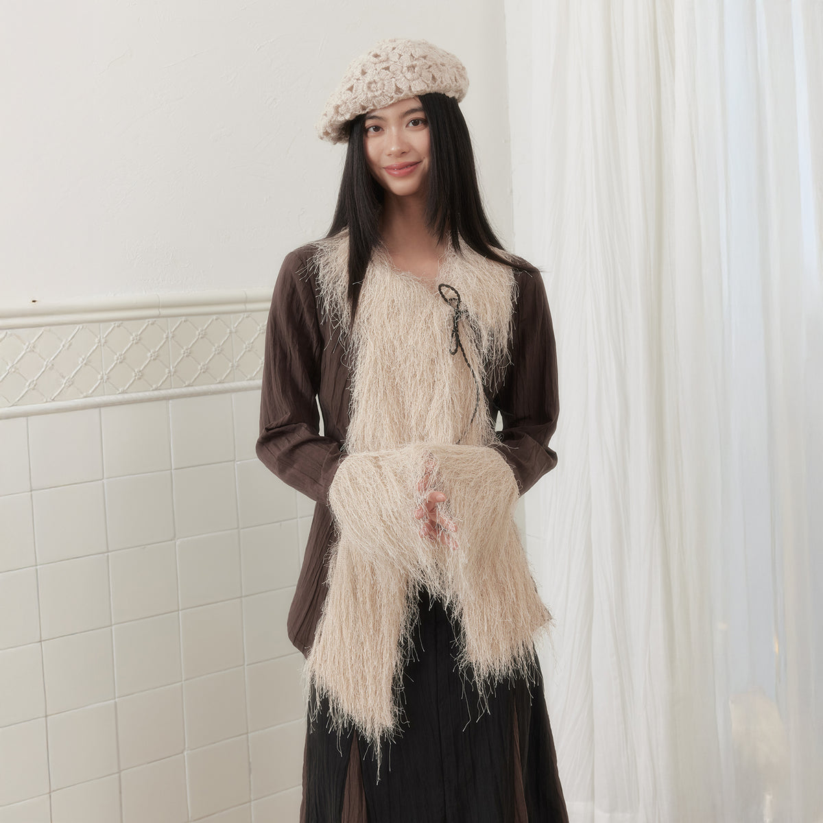 SENSELF Crinkled Faux Fur Trim Tie-Back Blouse Brown