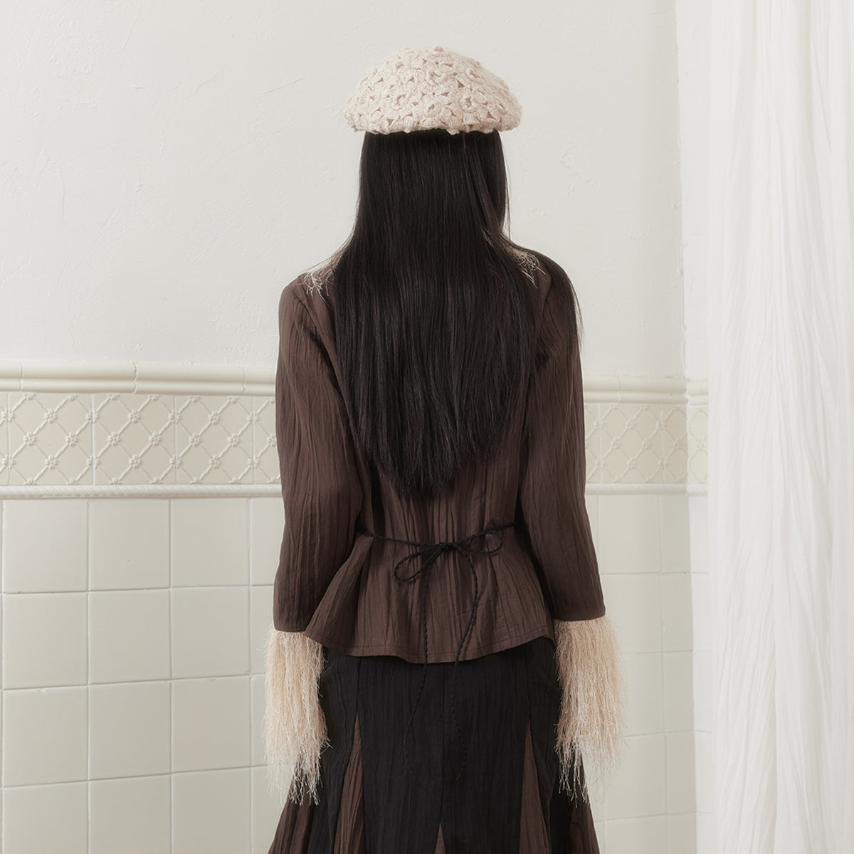 SENSELF Crinkled Faux Fur Trim Tie-Back Blouse Brown
