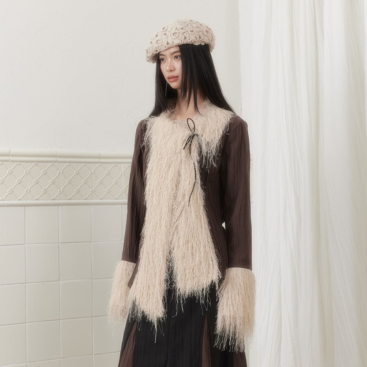 SENSELF Crinkled Faux Fur Trim Tie-Back Blouse Brown