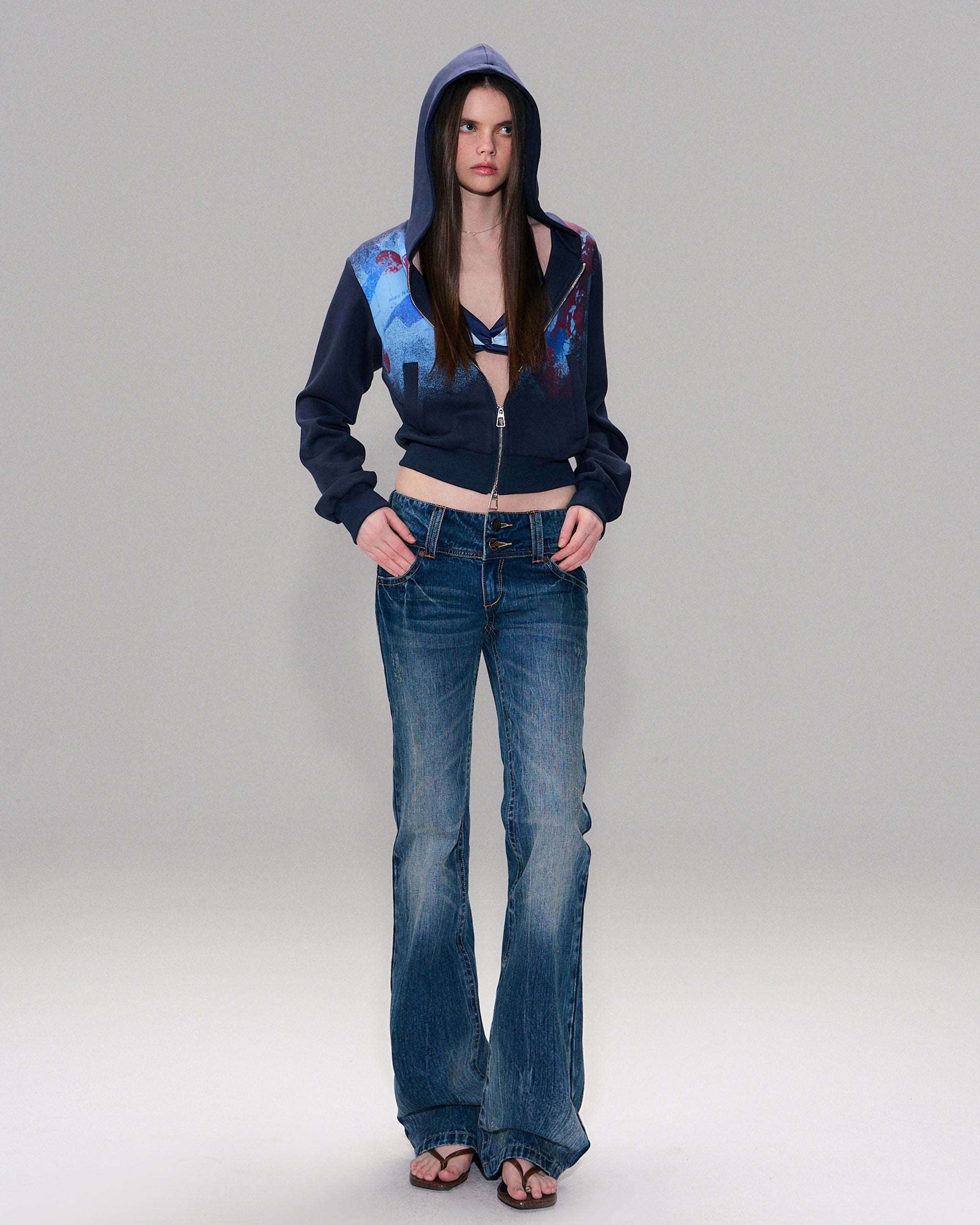 THE NEVERMORE Washed Cross-Back Slim Flared Jeans