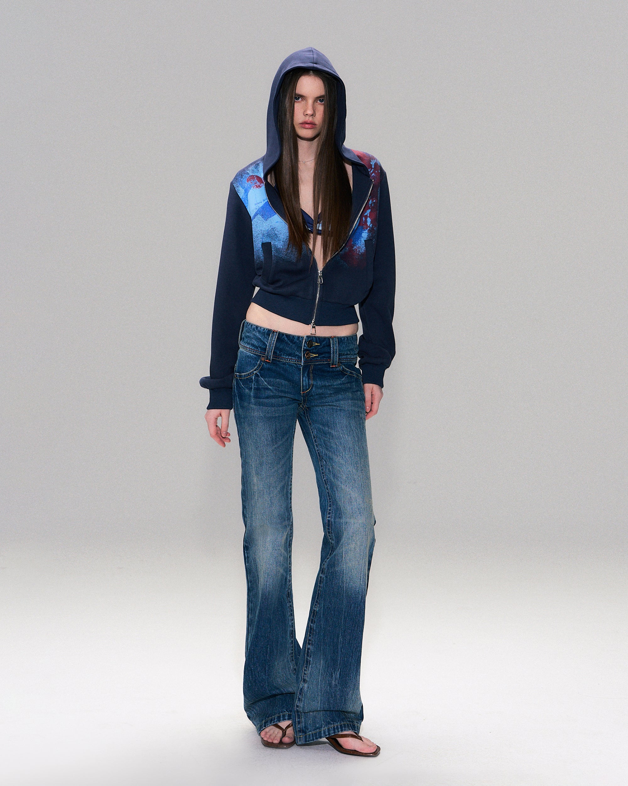 THE NEVERMORE Washed Cross-Back Slim Flared Jeans