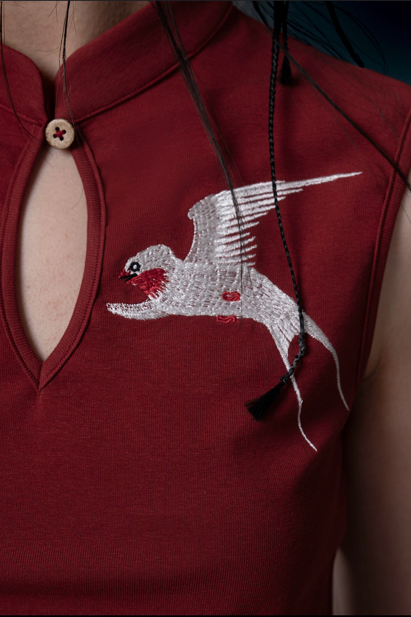 WUHEYIZUO Swallow Embroidered Keyhole Top