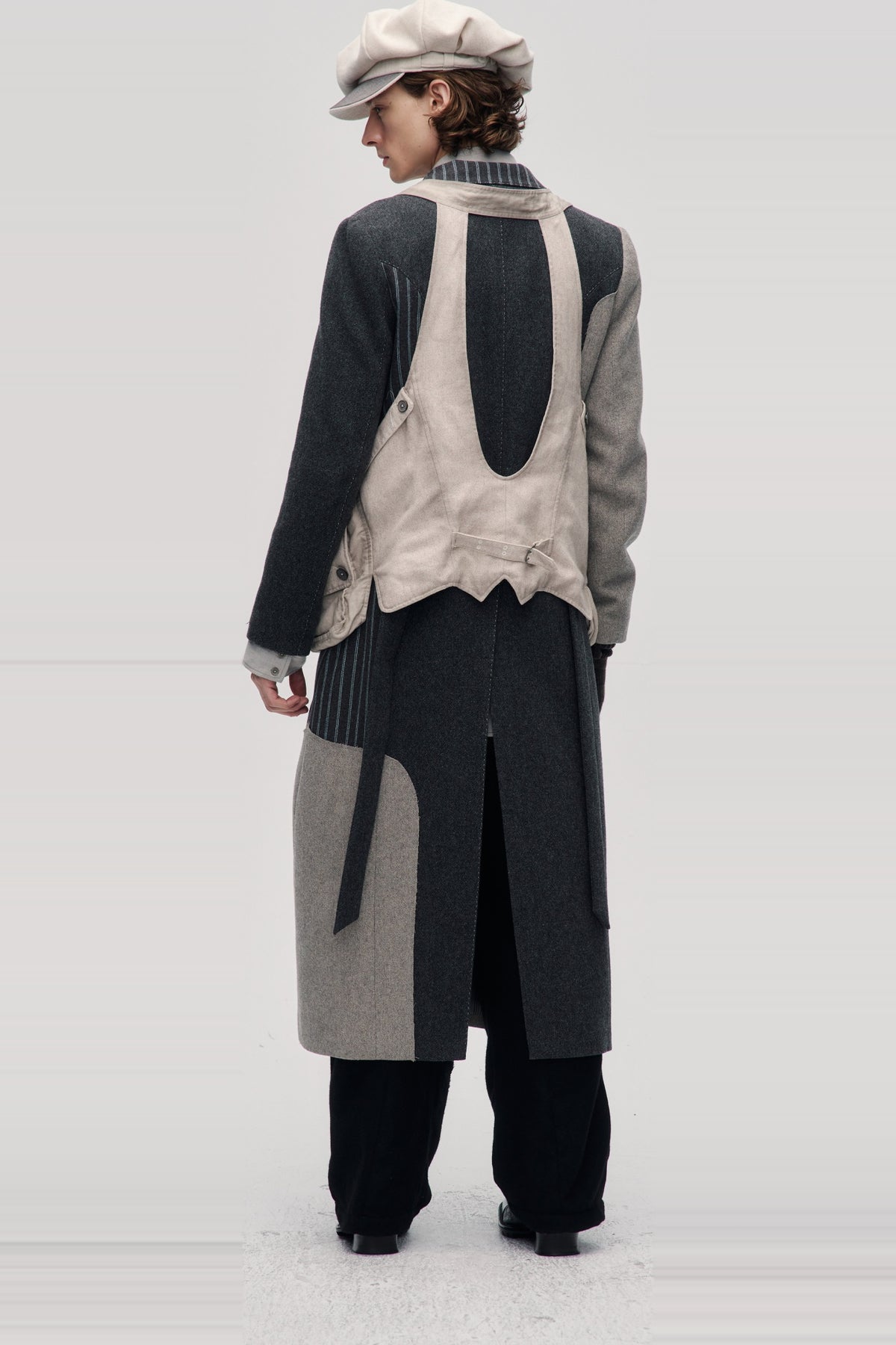 ILNya Nieternite Nifutur Retro Newsboy Cap — full body