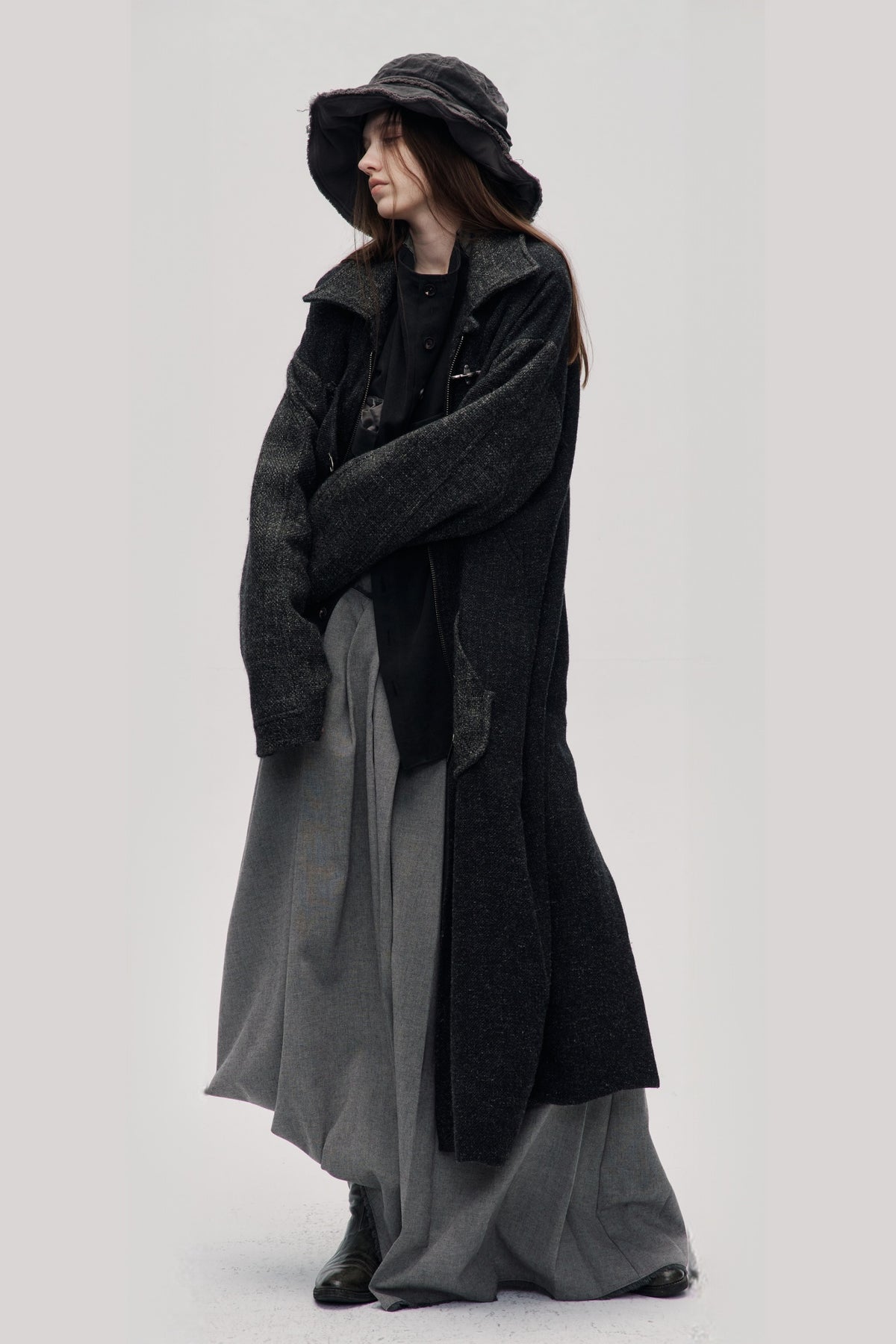 ILNya Nieternite Nifutur Frayed Raw-Edge Wide-Brim Structured Flat Top Hat — full body