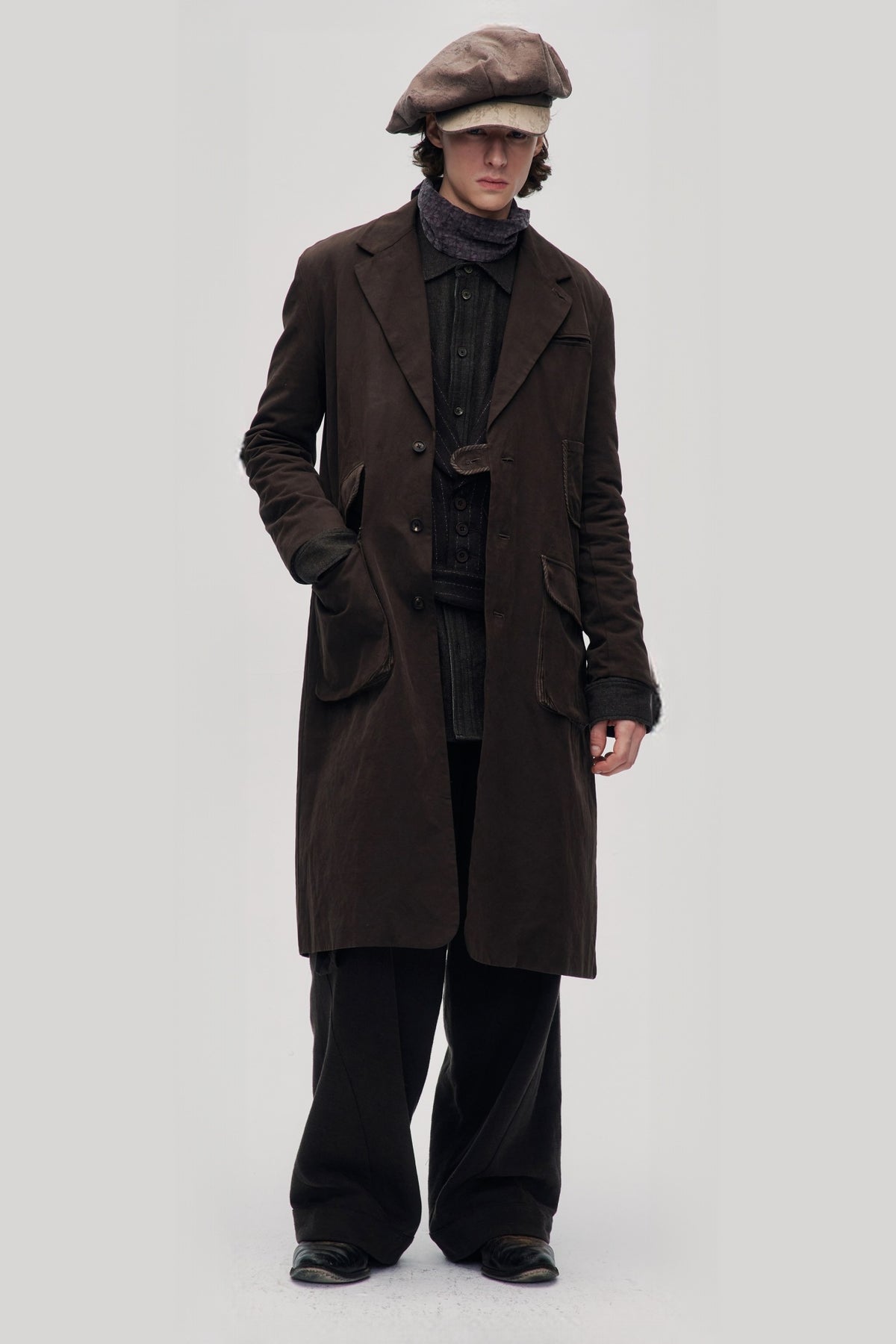 ILNya Nieternite Nifutur Retro Patterned Newsboy Cap — full body