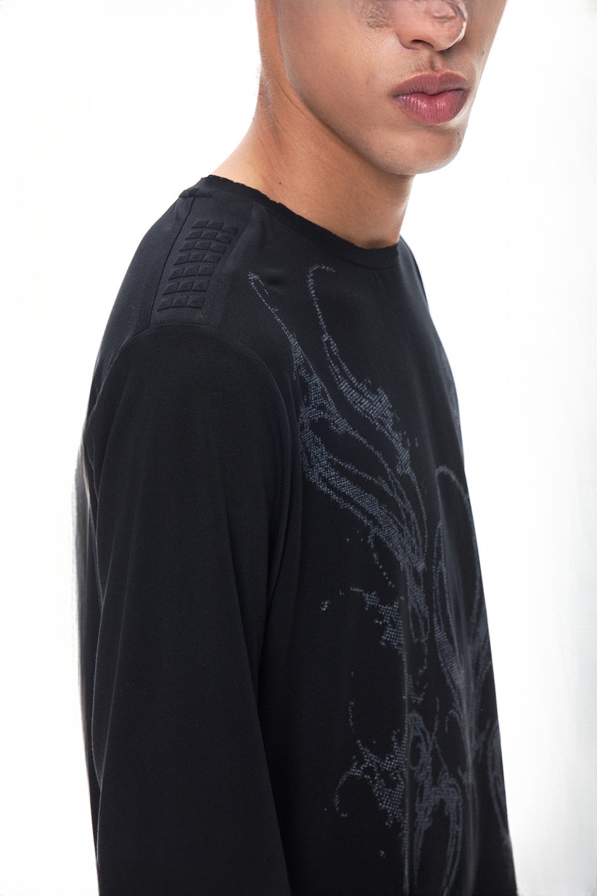 3MODE Oversized Retro Long-Sleeve Tee — half body · Black