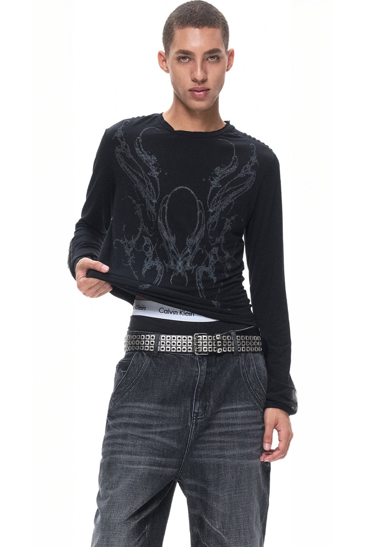 3MODE Oversized Retro Long-Sleeve Tee — half body · Black