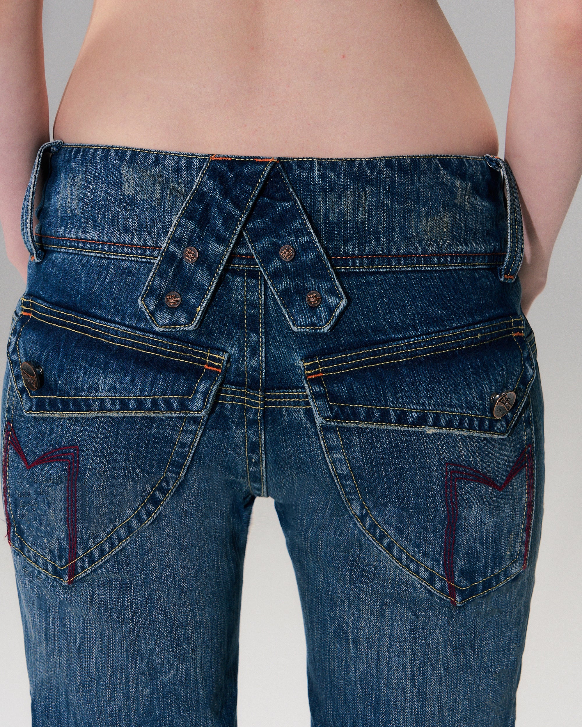 THE NEVERMORE Washed Cross-Back Slim Flared Jeans