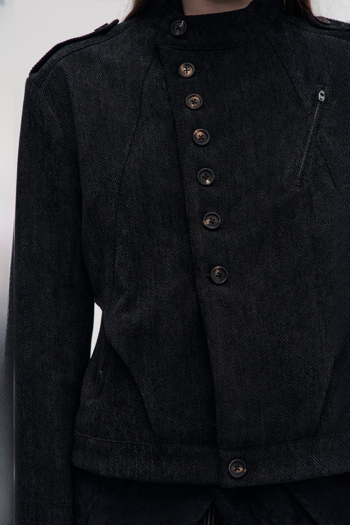 ILNya Nieternite Nifutur Napoleon Collar Slim Short Jacket — half body