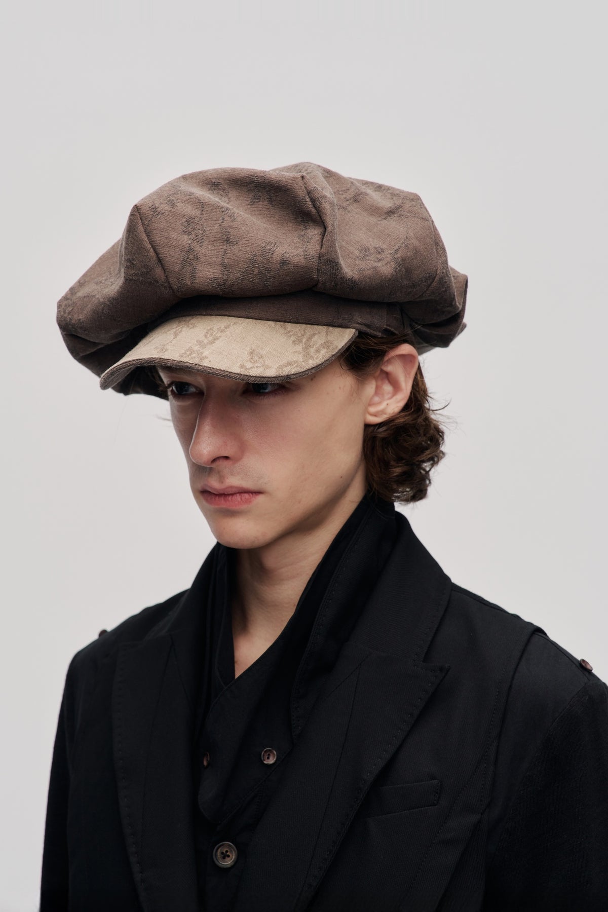 ILNya Nieternite Nifutur Retro Patterned Newsboy Cap — half body