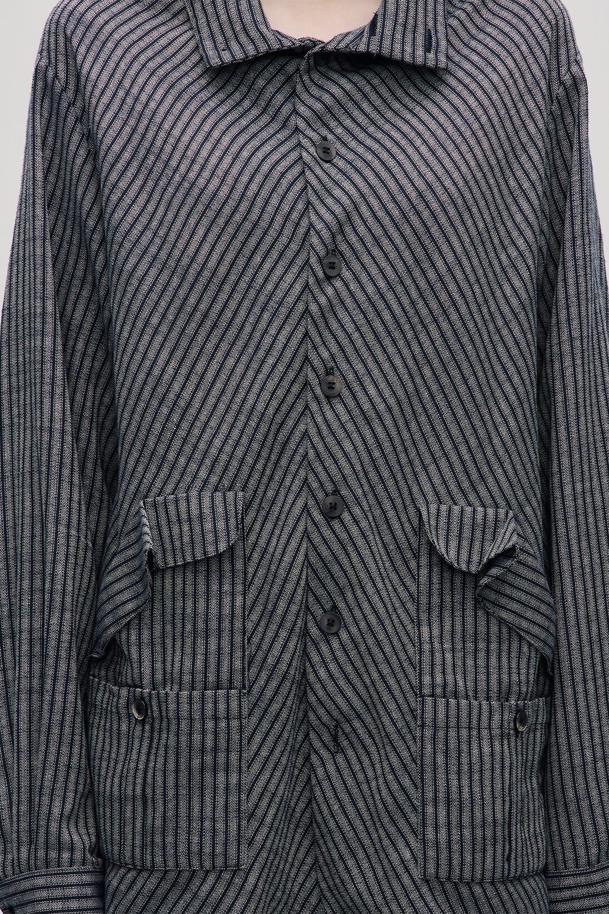 ILNya Nieternite Nifutur Striped Stand-Collar Long-Sleeve Shirt — half body