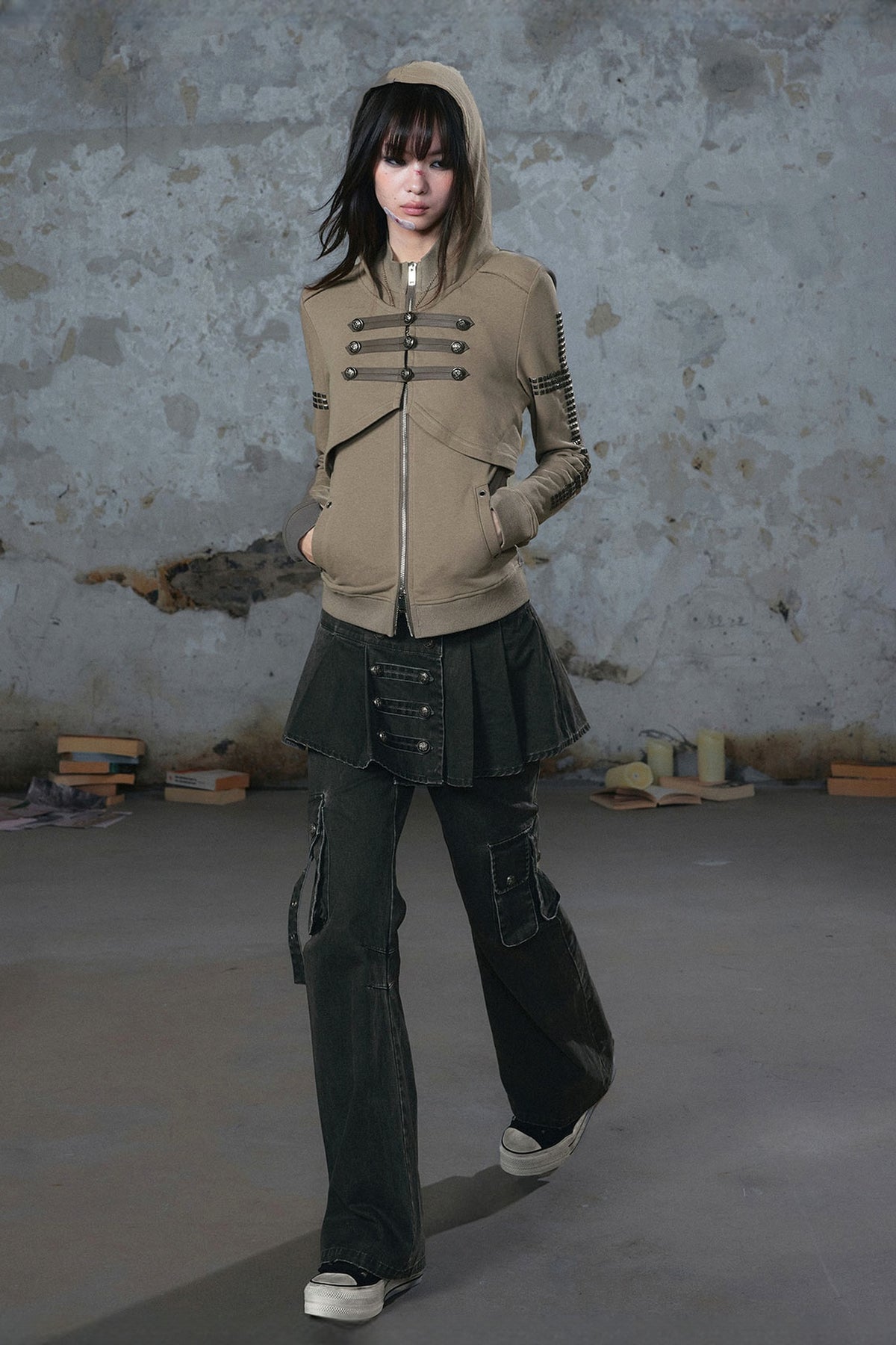 CESTNOUS Retro Washed Pleated Spliced Straight-Leg Pants — full body · Washed Gray