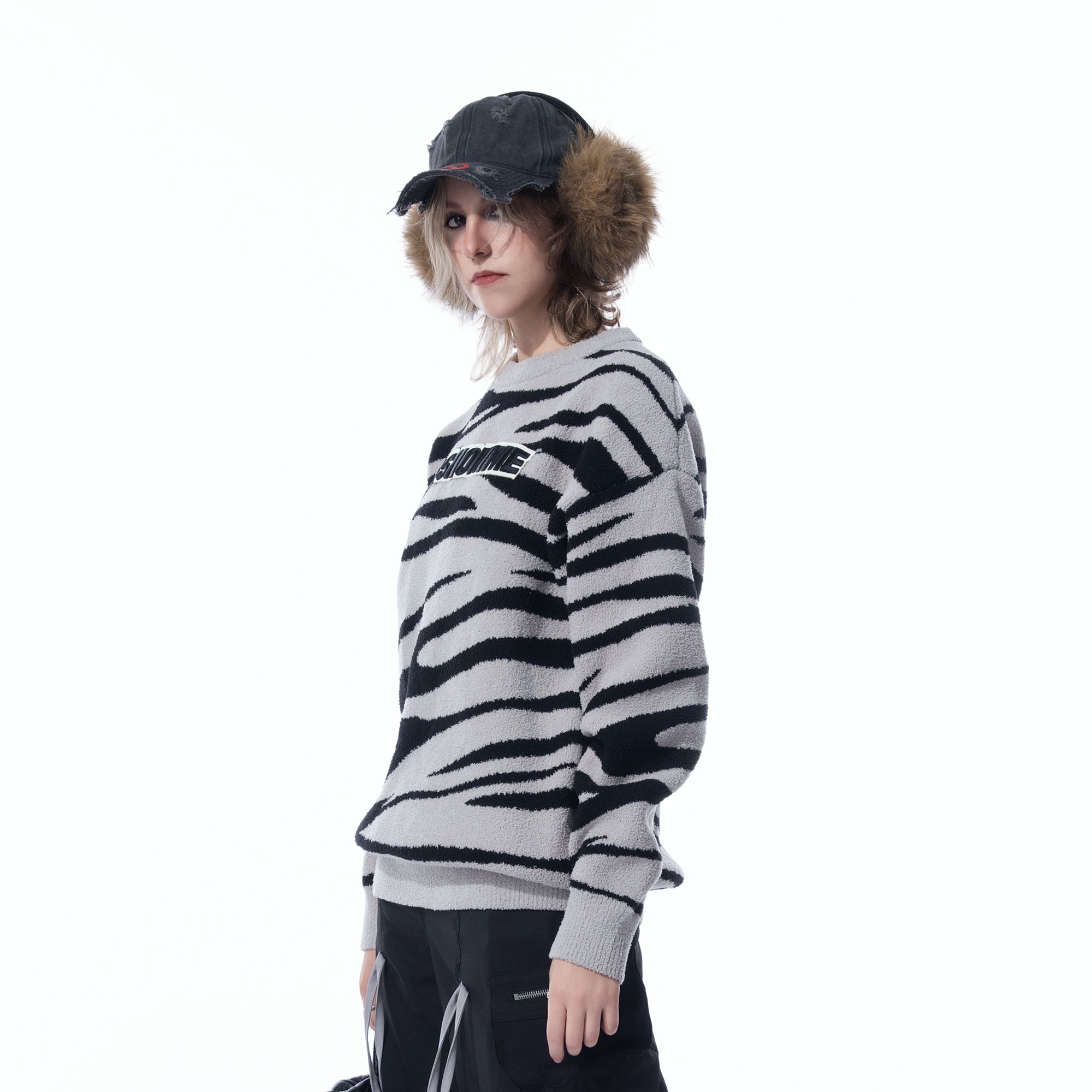 MOGONGSHE Zebra Jacquard LOGO Patch Sweater