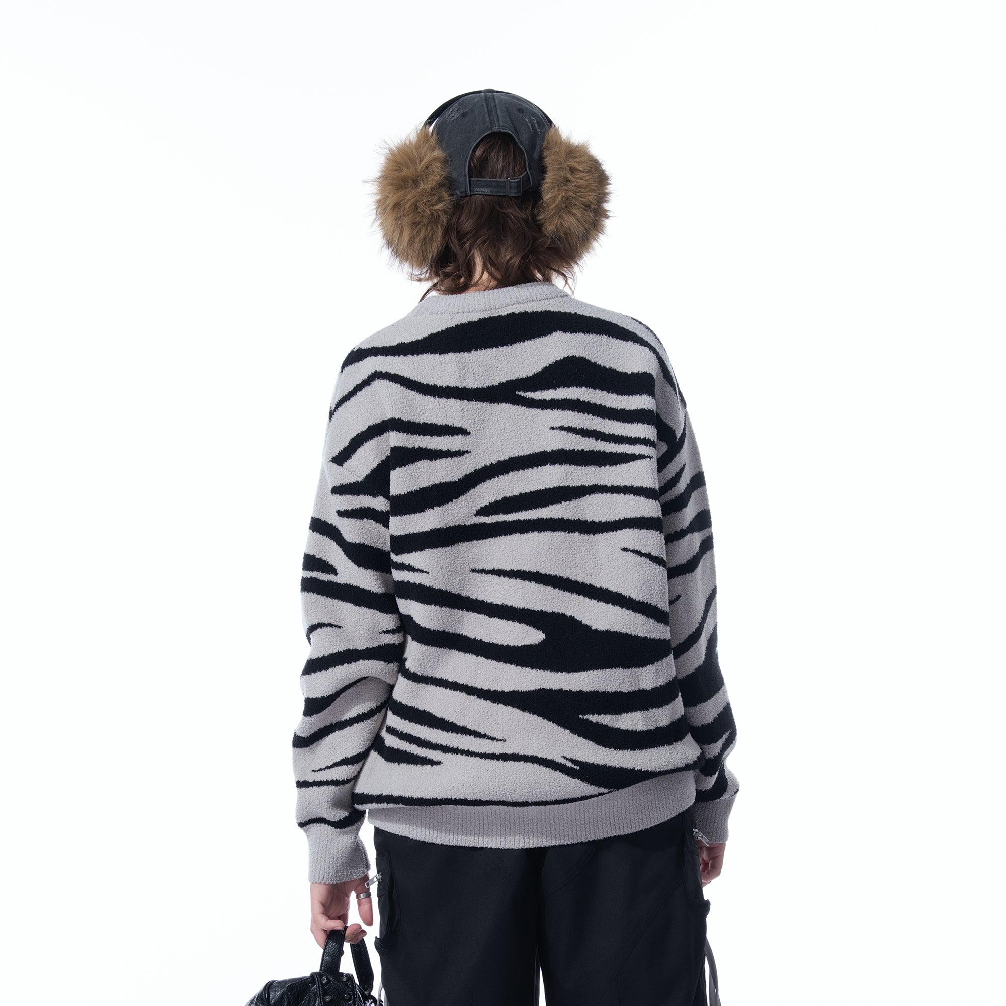MOGONGSHE Zebra Jacquard LOGO Patch Sweater