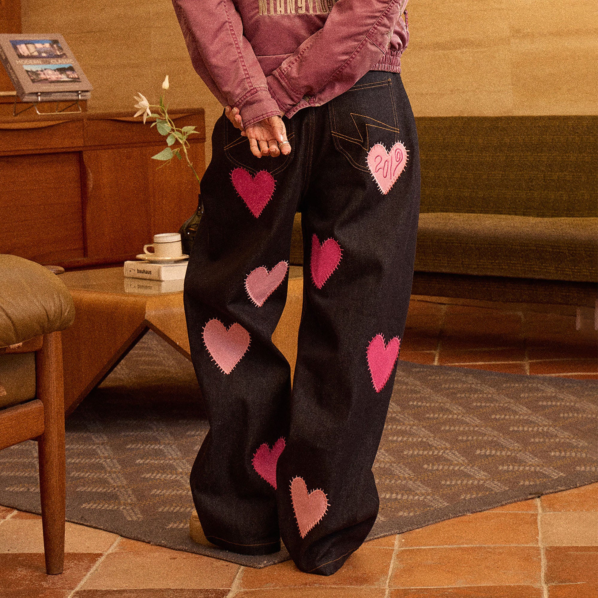 NIANJIUYIKOUER Contrast Heart Patch Jeans