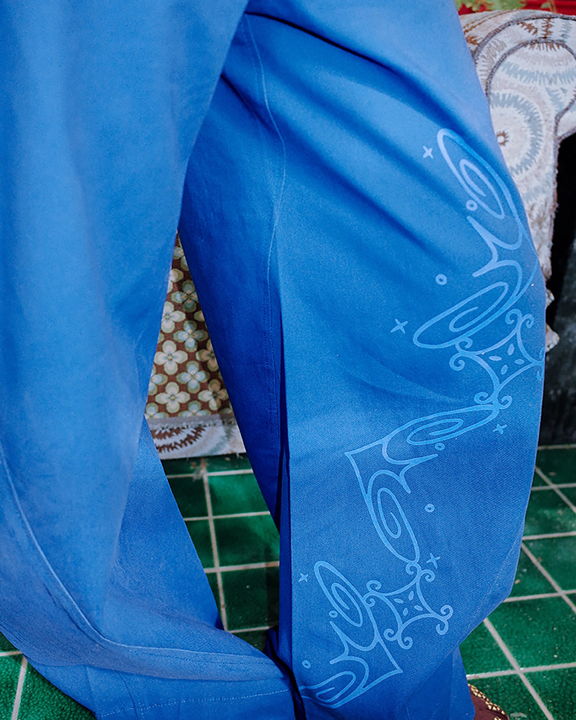 UNSOCIAL NIGHT Modern Graphic Barrel Pants Klein-Blue