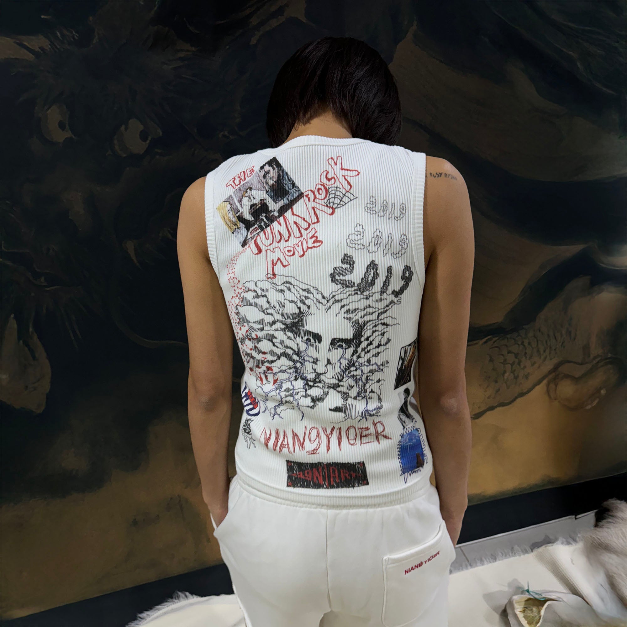 NIANJIUYIKOUER Collage Graphic Ribbed Tank Top