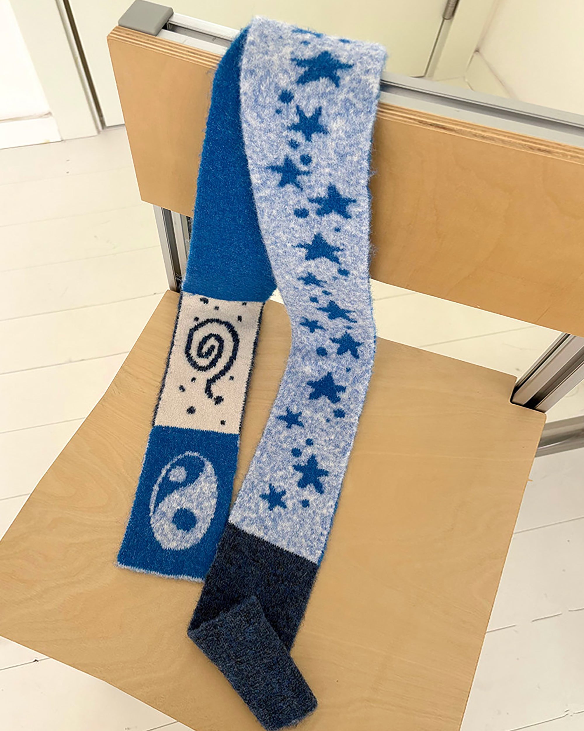 UNSOCIAL NIGHT Star Contrast Knit Scarf