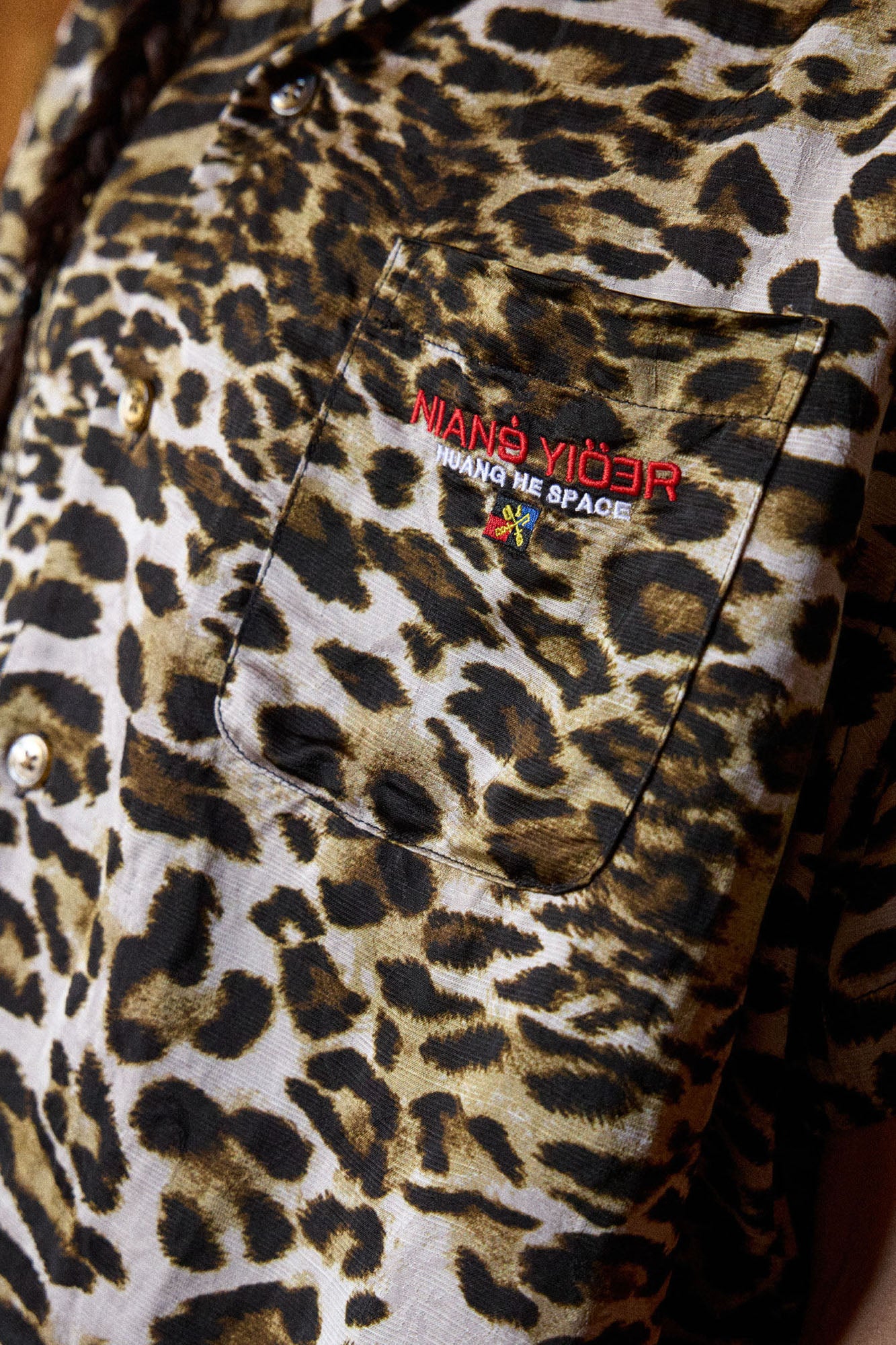 NIANJIUYIKOUER Leopard Full-Print Linen-Blend Half Shirt