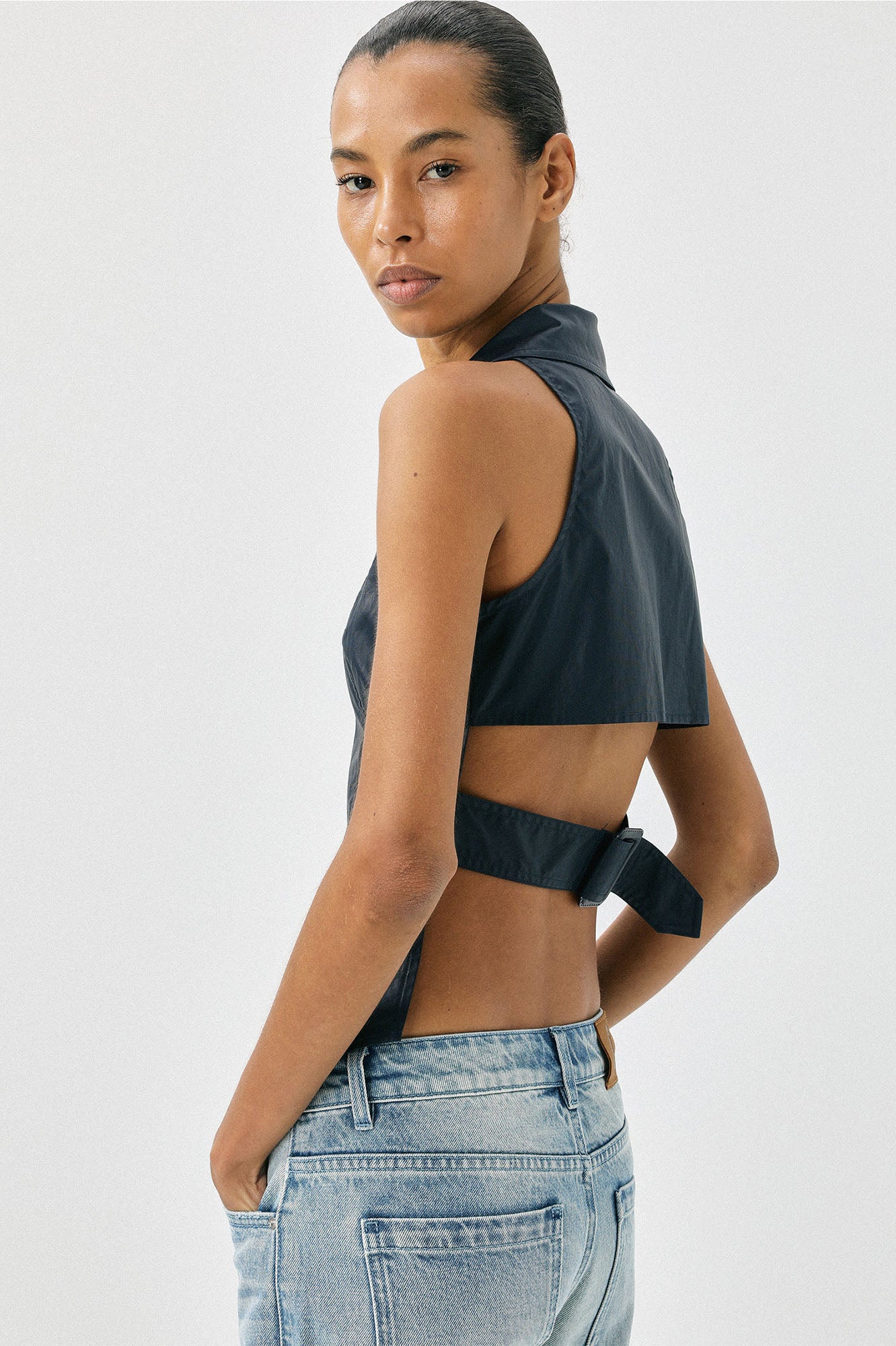 COMMAND N Coated Open-Back Buckle Sleeveless Shirt