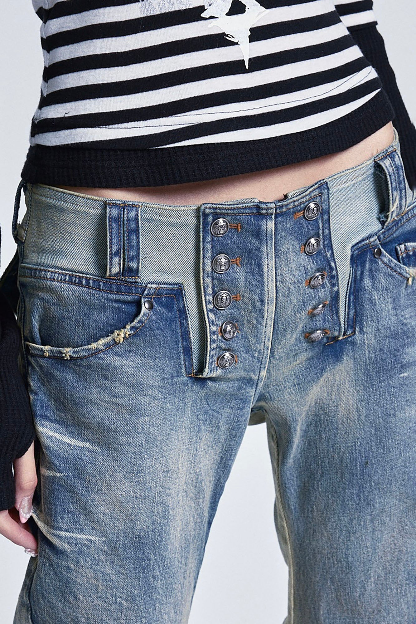 NONAME SPACE Washed Studded Curved Stacked Jeans