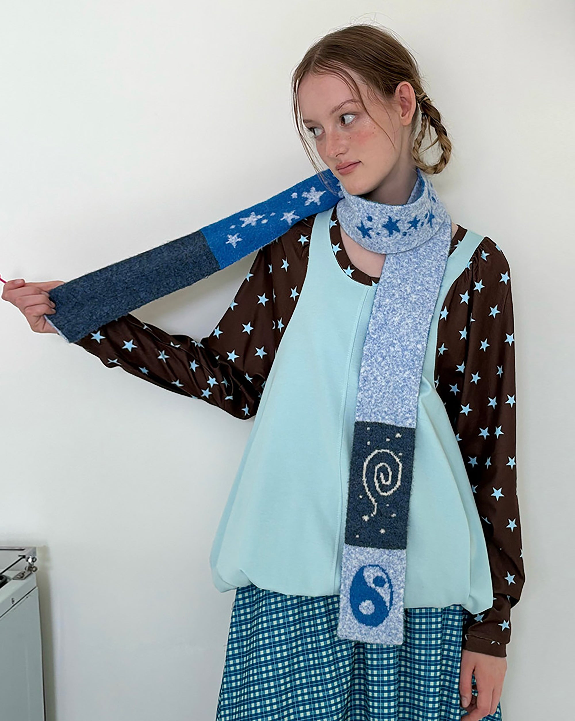 UNSOCIAL NIGHT Star Contrast Knit Scarf