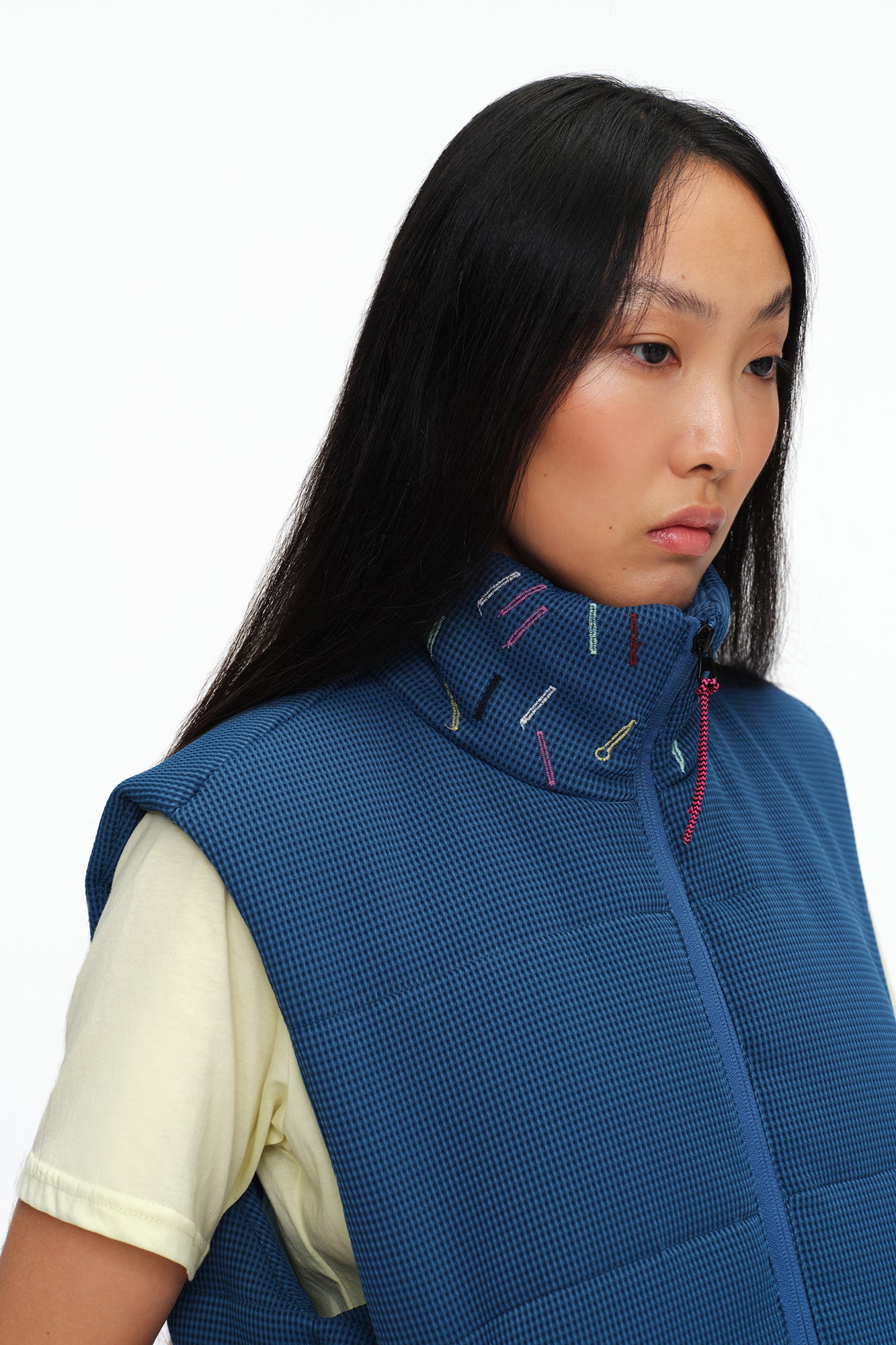 OINIMI Embroidered-Collar Waffle Puffer Vest