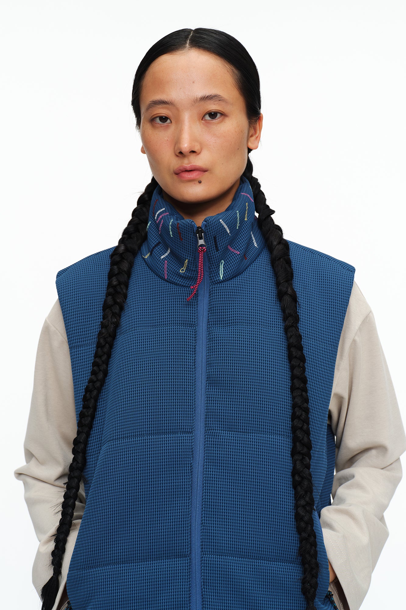 OINIMI Embroidered-Collar Waffle Puffer Vest