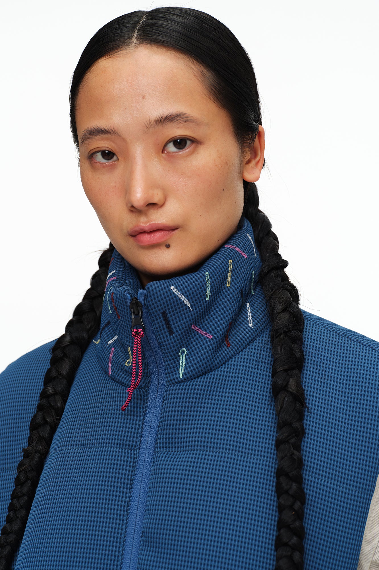 OINIMI Embroidered-Collar Waffle Puffer Vest
