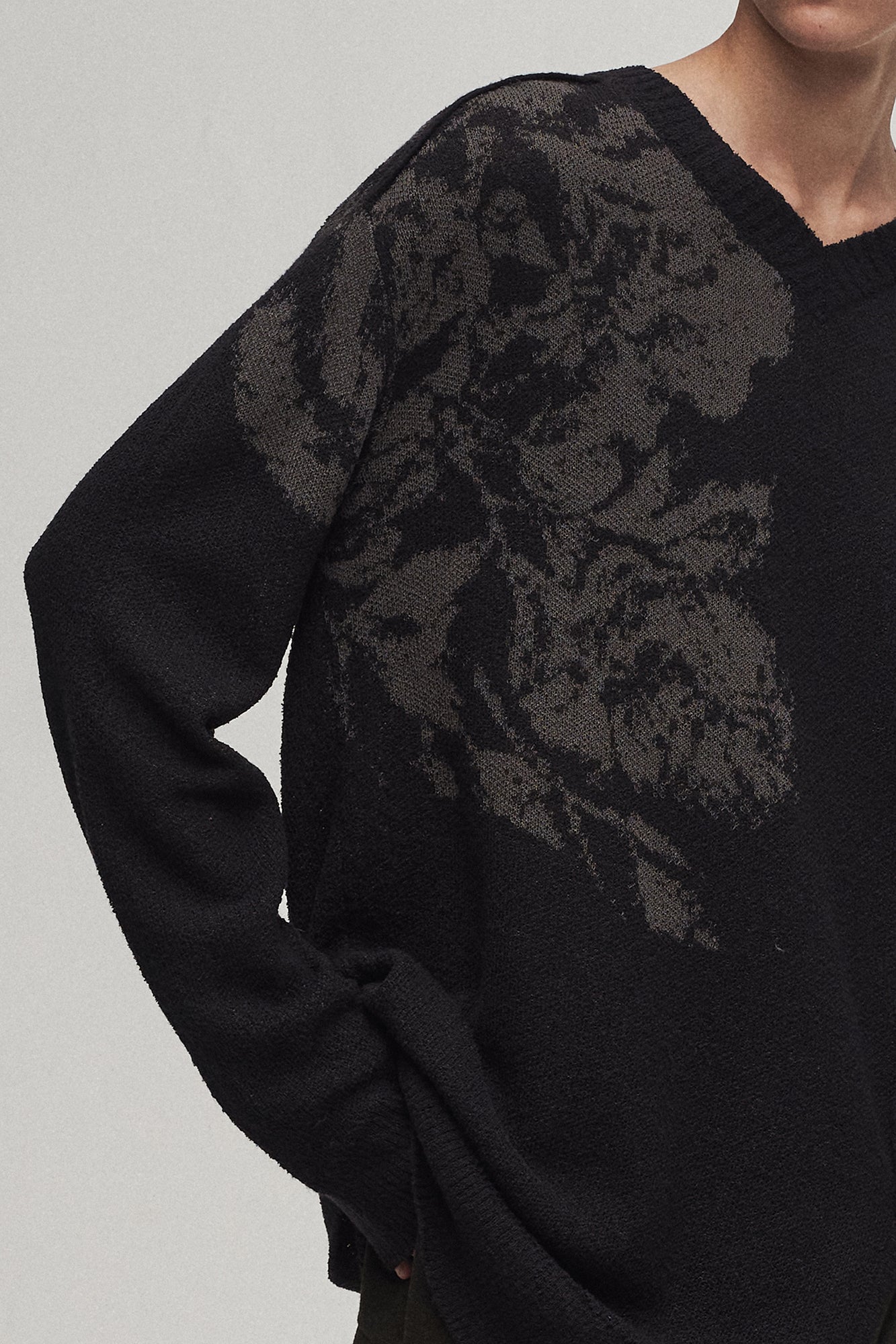 ILNya Nieternite Nifutur Jacquard V-Neck Knit Pullover