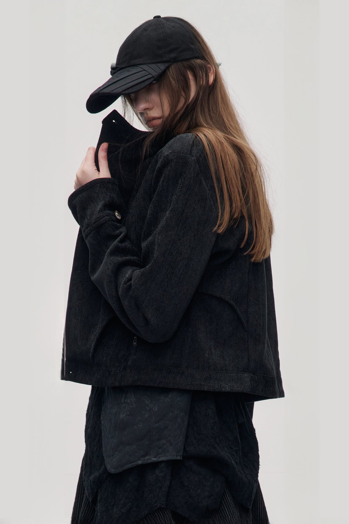 ILNya Nieternite Nifutur Napoleon Collar Slim Short Jacket — half body