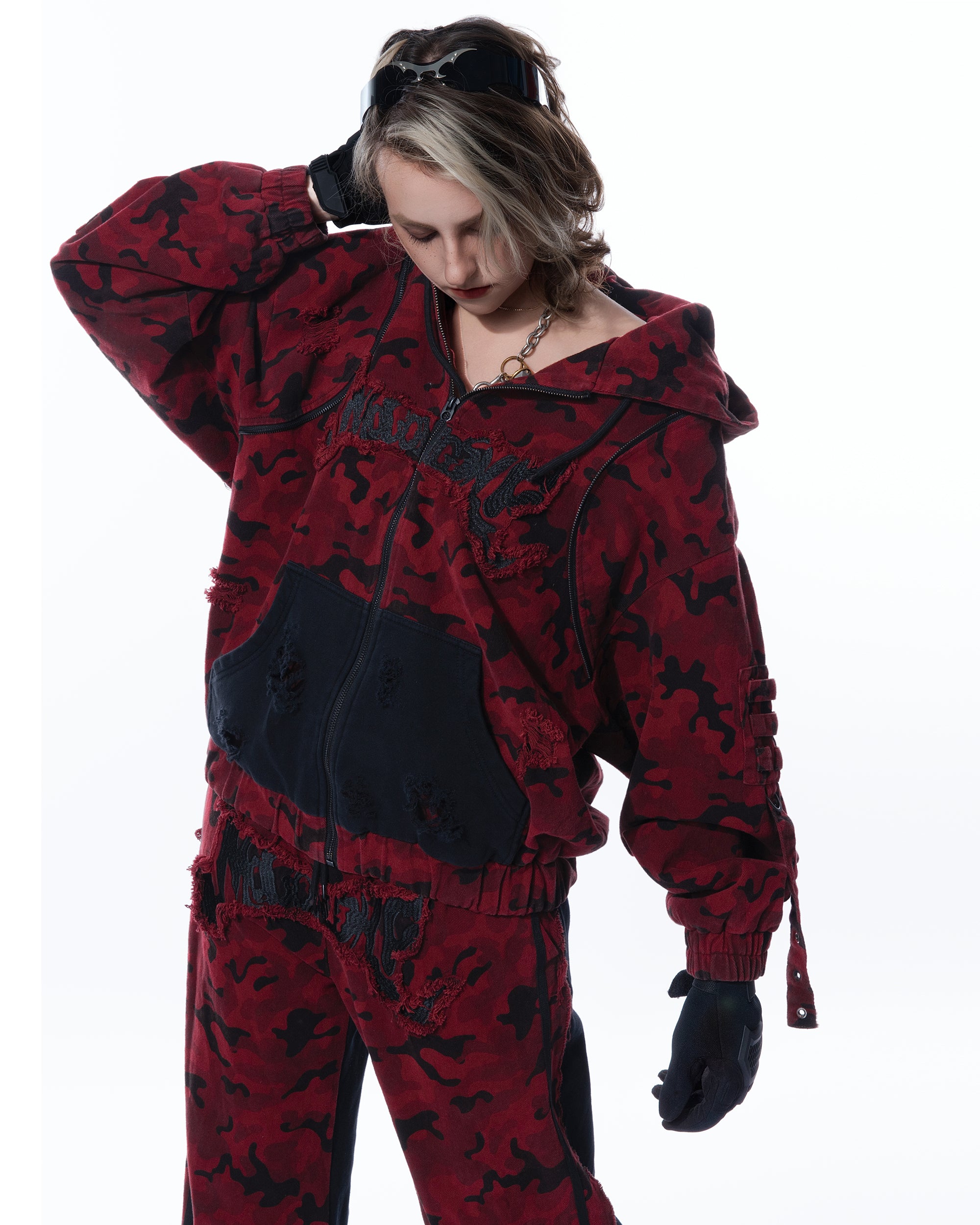 MOGONGSHE Camo Frayed LOGO Patch Hooded Jacket